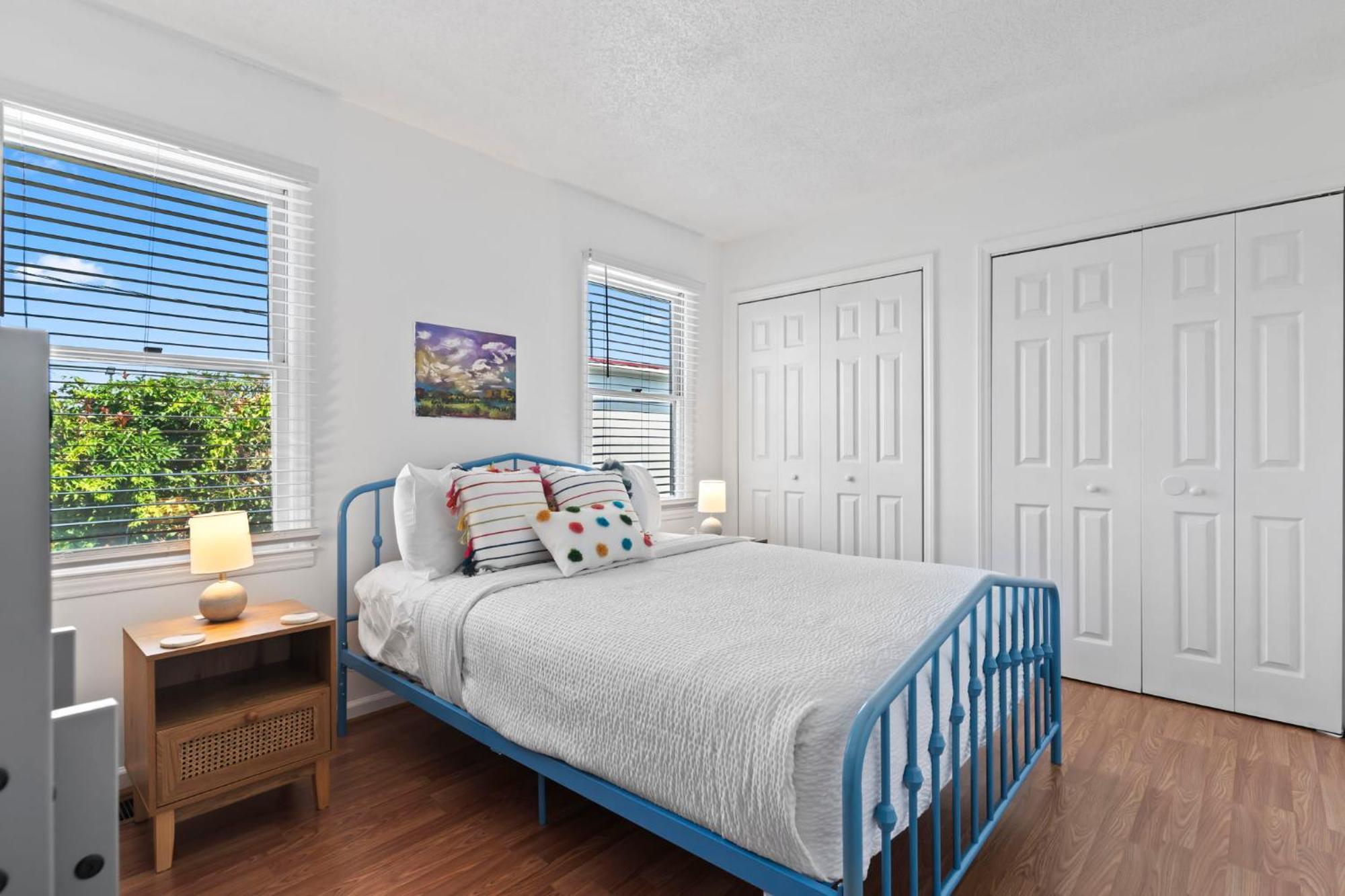 Beautifully Updated! 2br Pet Friendly Apartment, Walk To The Beach!