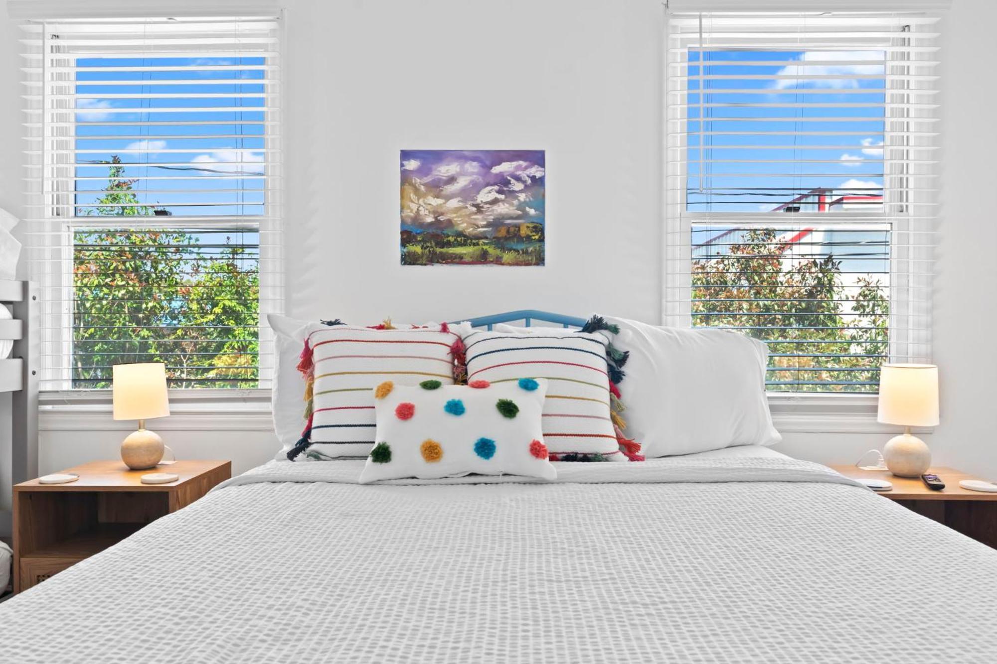 Beautifully Updated! 2br Pet Friendly Apartment, Walk To The Beach! *
