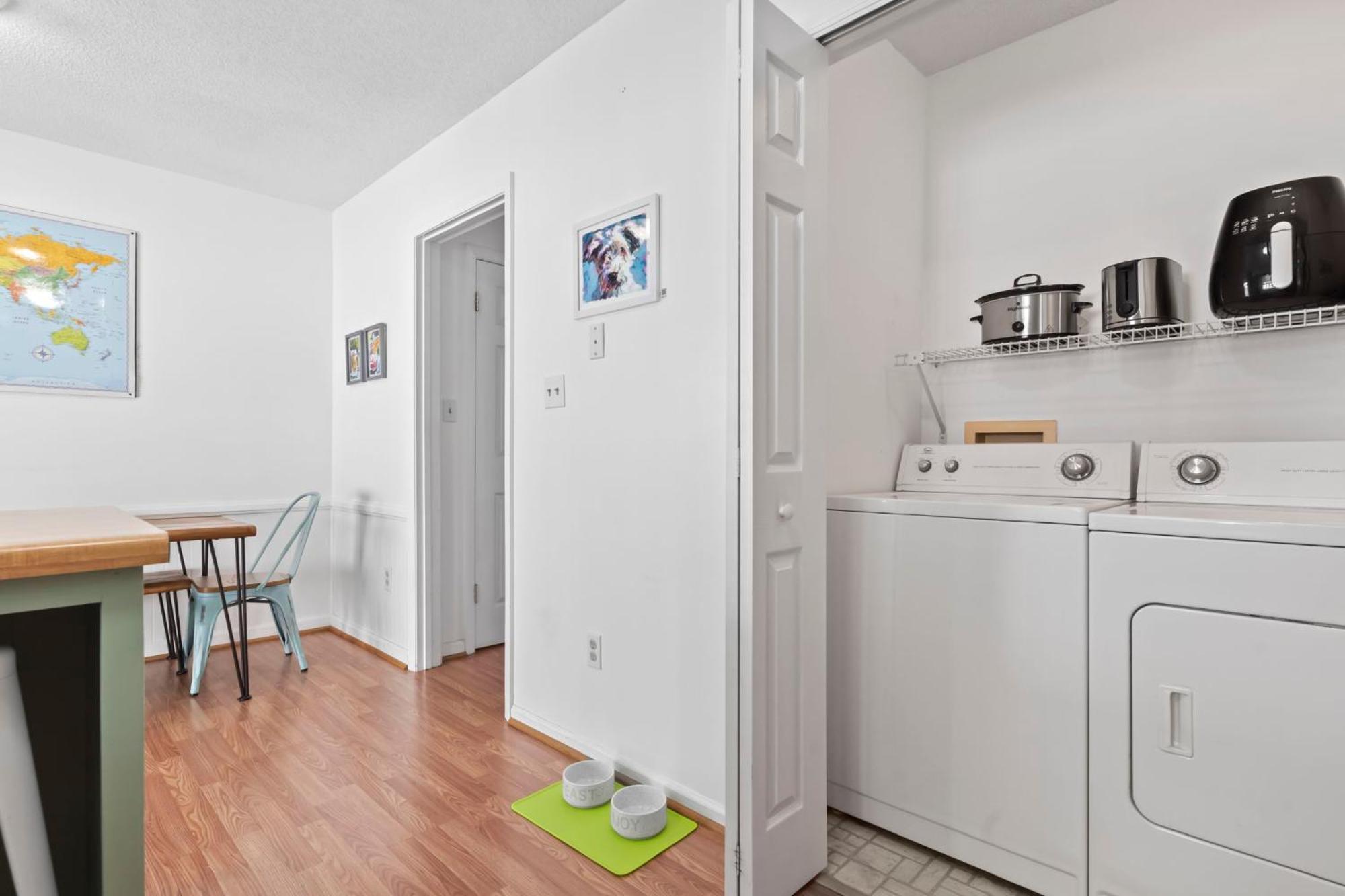 Beautifully Updated! 2br Pet Friendly Apartment, Walk To The Beach! *