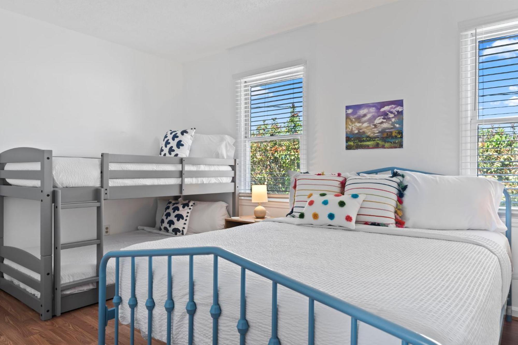 Beautifully Updated! 2br Pet Friendly Apartment, Walk To The Beach! Apartment