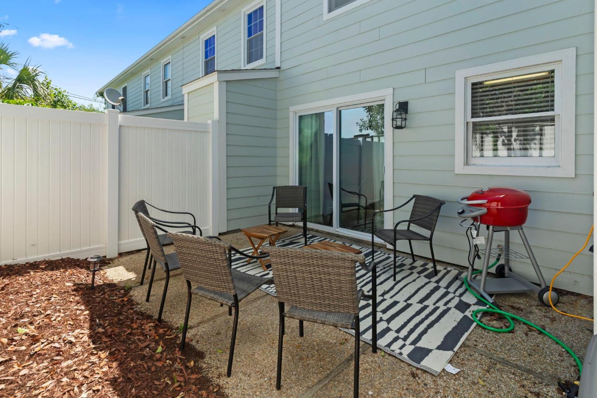 Apartment Beautifully Updated! 2br Pet Friendly Apartment, Walk To The Beach! *