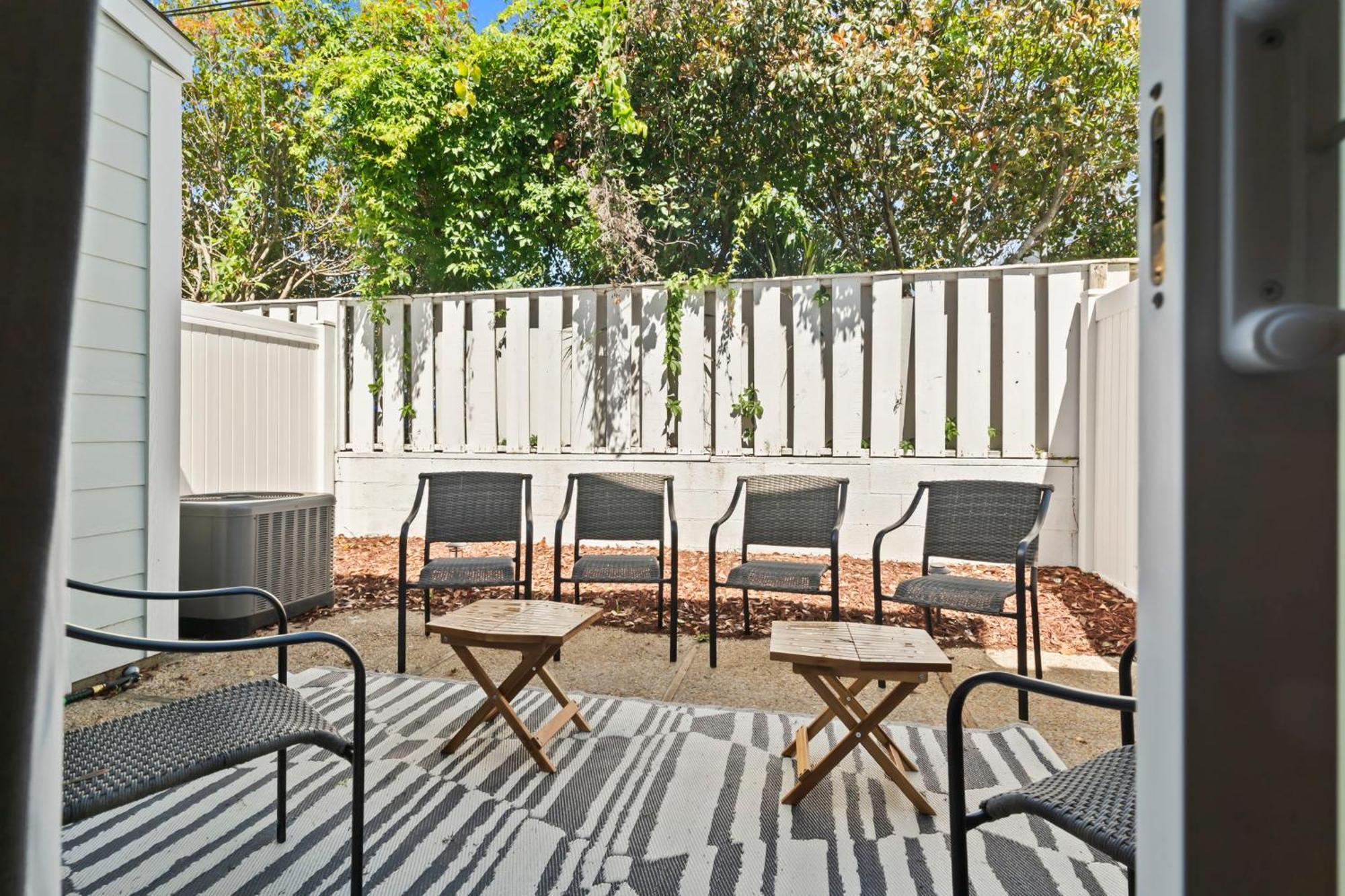 Beautifully Updated! 2br Pet Friendly Apartment, Walk To The Beach! Apartment