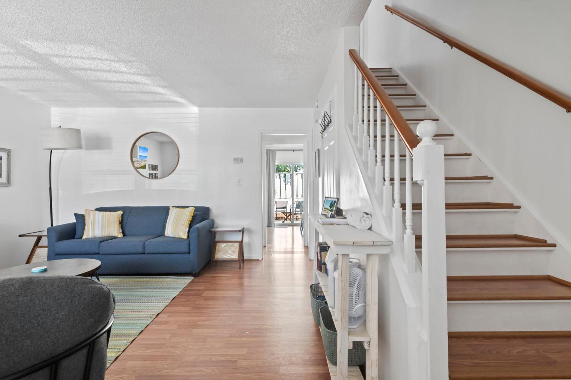 Apartment Beautifully Updated! 2br Pet Friendly Apartment, Walk To The Beach!