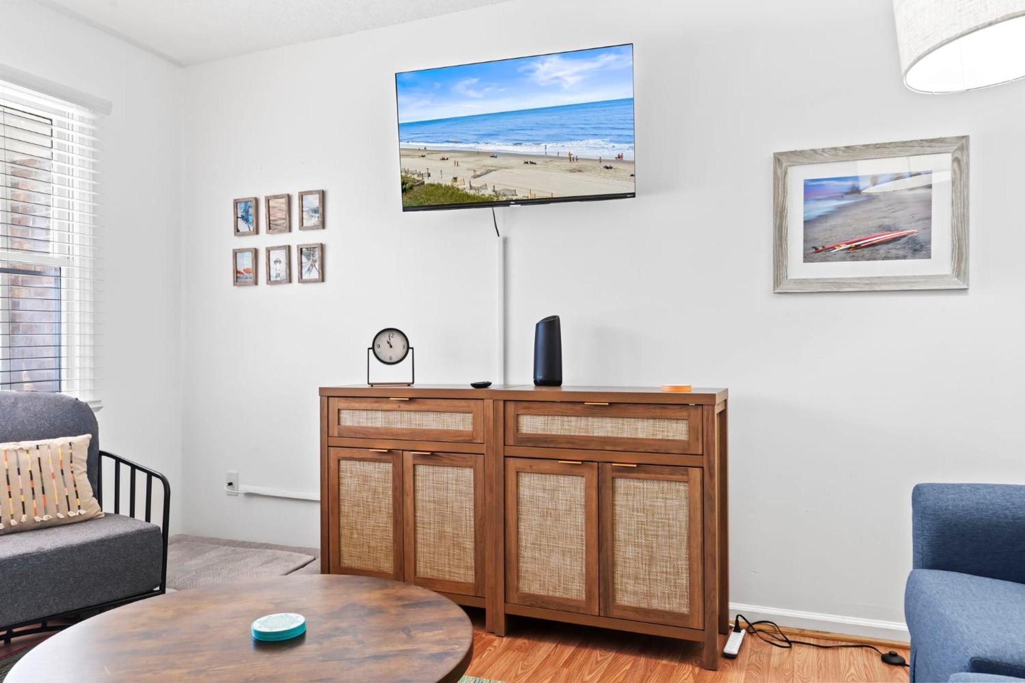 Beautifully Updated! 2br Pet Friendly Apartment, Walk To The Beach! Apartment *