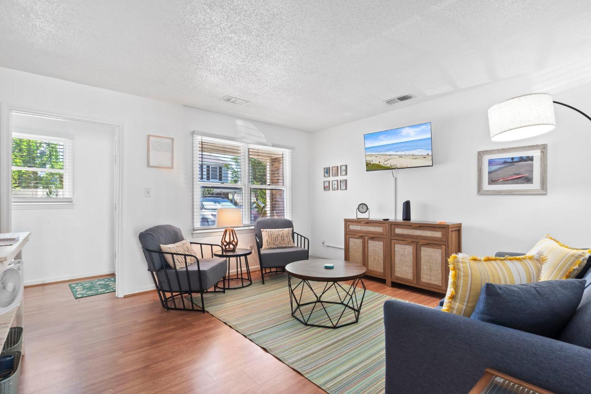 Apartment Beautifully Updated! 2br Pet Friendly Apartment, Walk To The Beach! Myrtle Beach