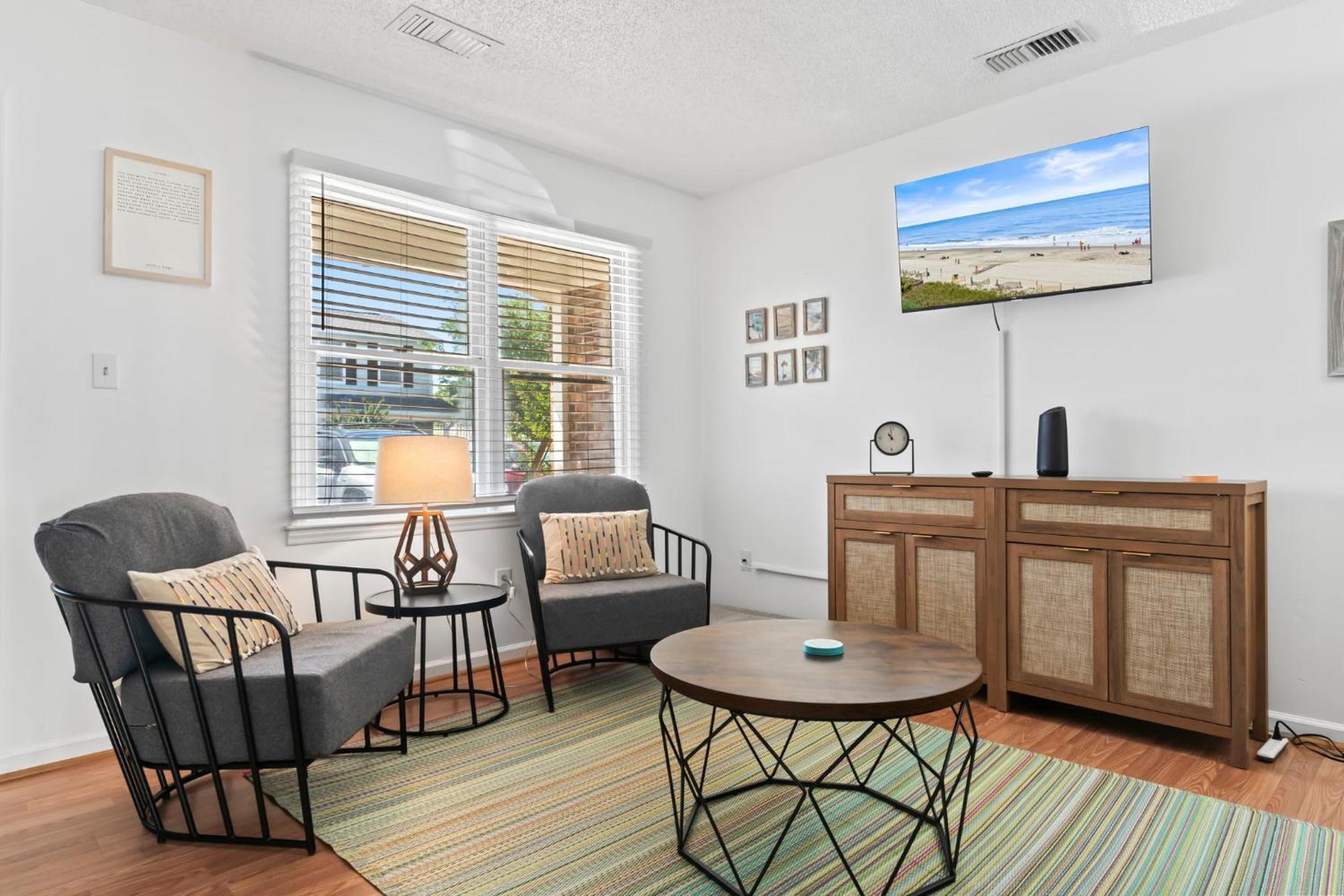 Beautifully Updated! 2br Pet Friendly Apartment, Walk To The Beach! Apartment