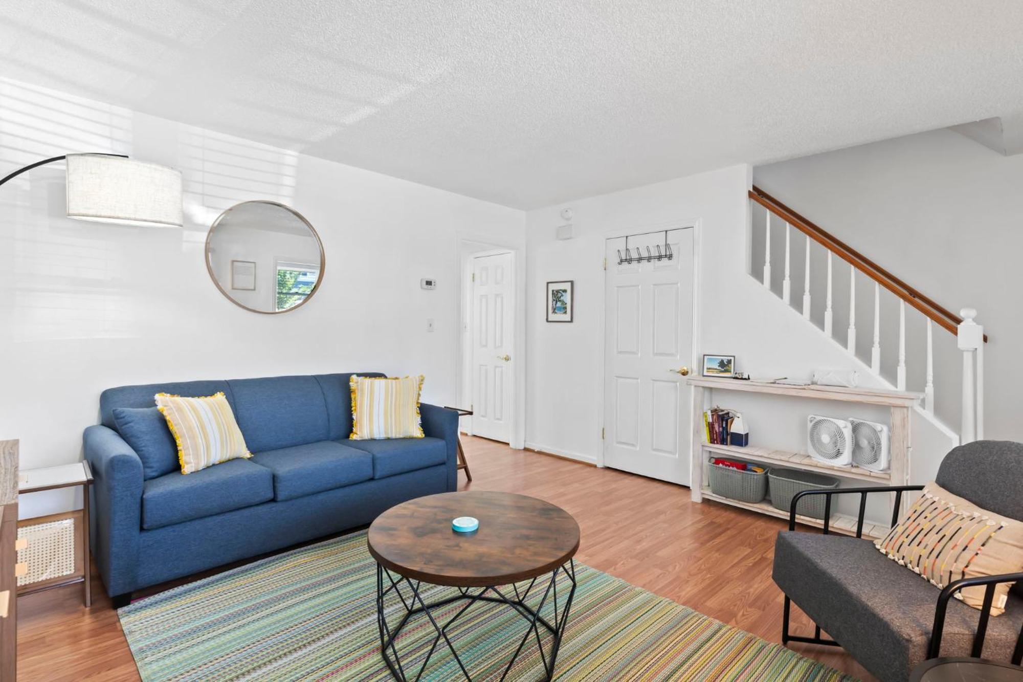 Beautifully Updated! 2br Pet Friendly Apartment, Walk To The Beach! Apartment *