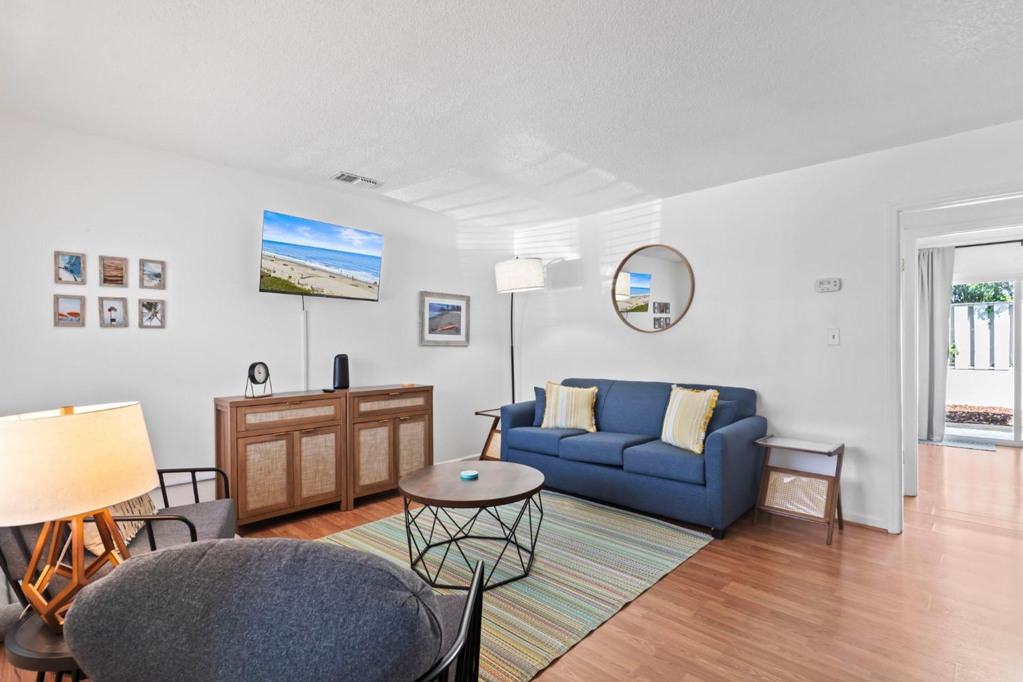 Beautifully Updated! 2br Pet Friendly Apartment, Walk To The Beach! Apartment
