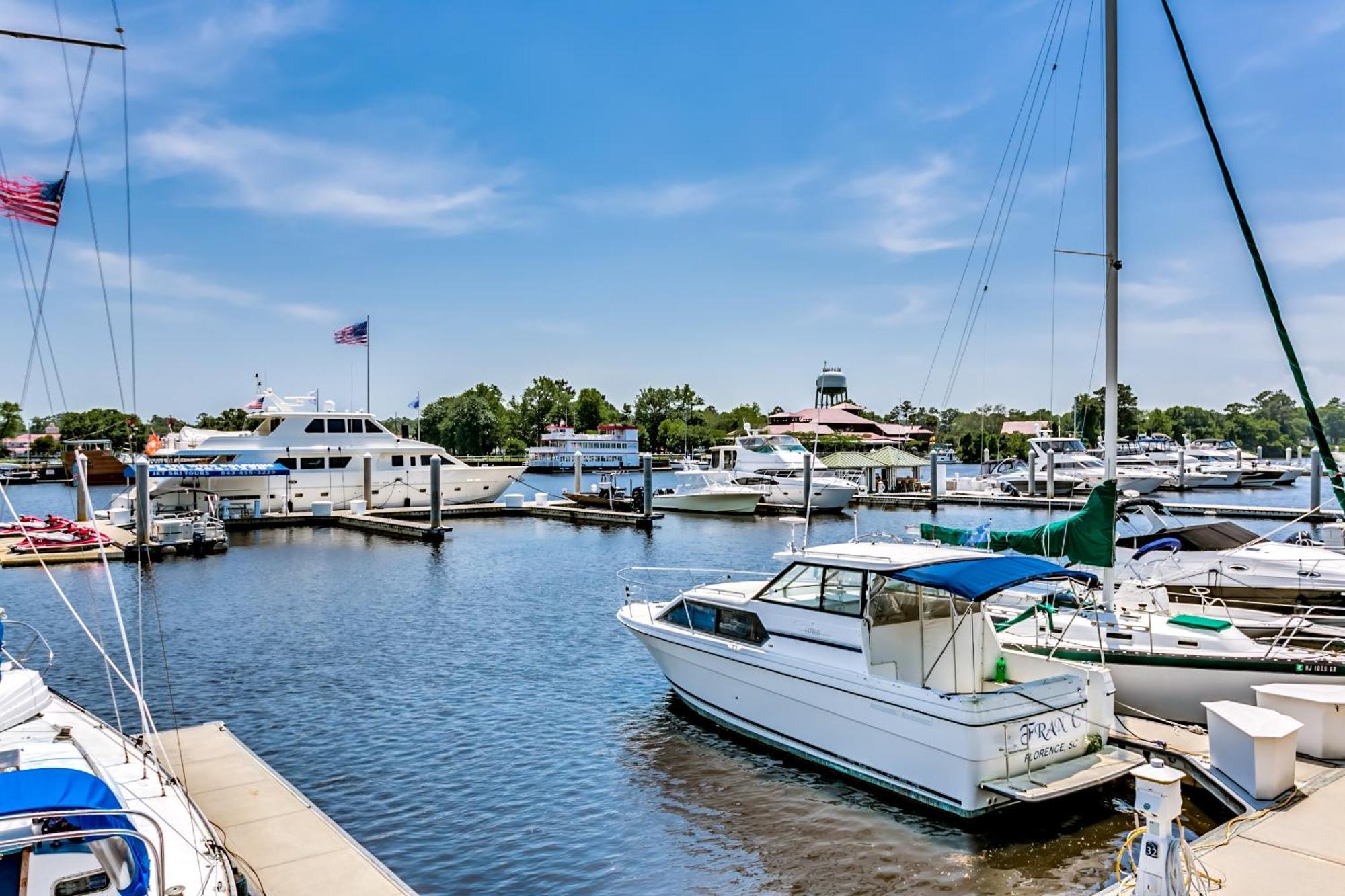 Cozy - Yacht Club *