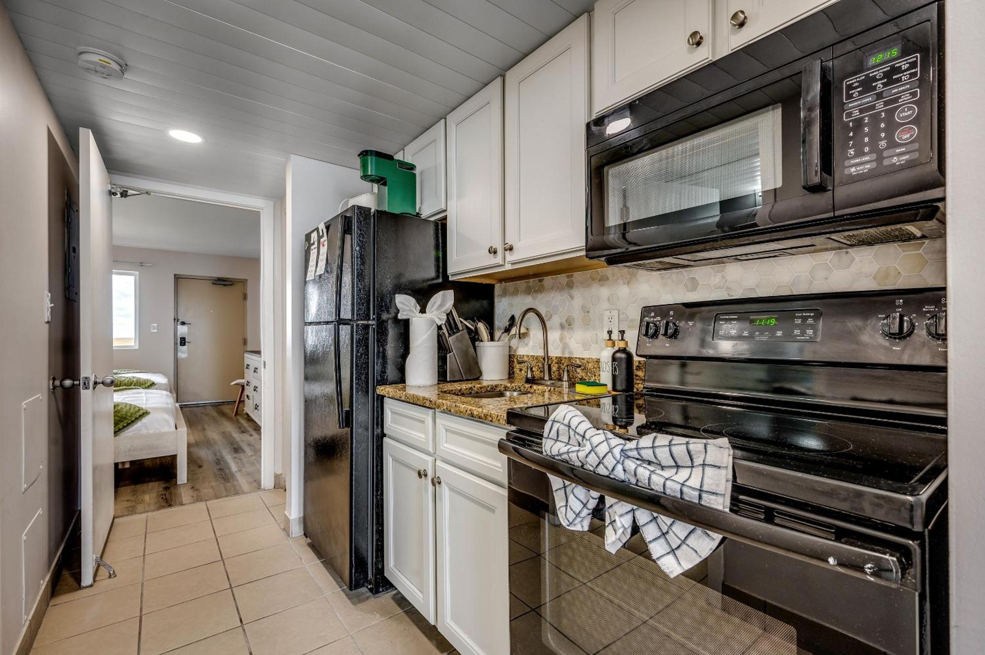 Newly Renovated Stylish For 6 Apartment *