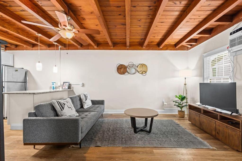 Apartment Unique Designed 2br With Parking *