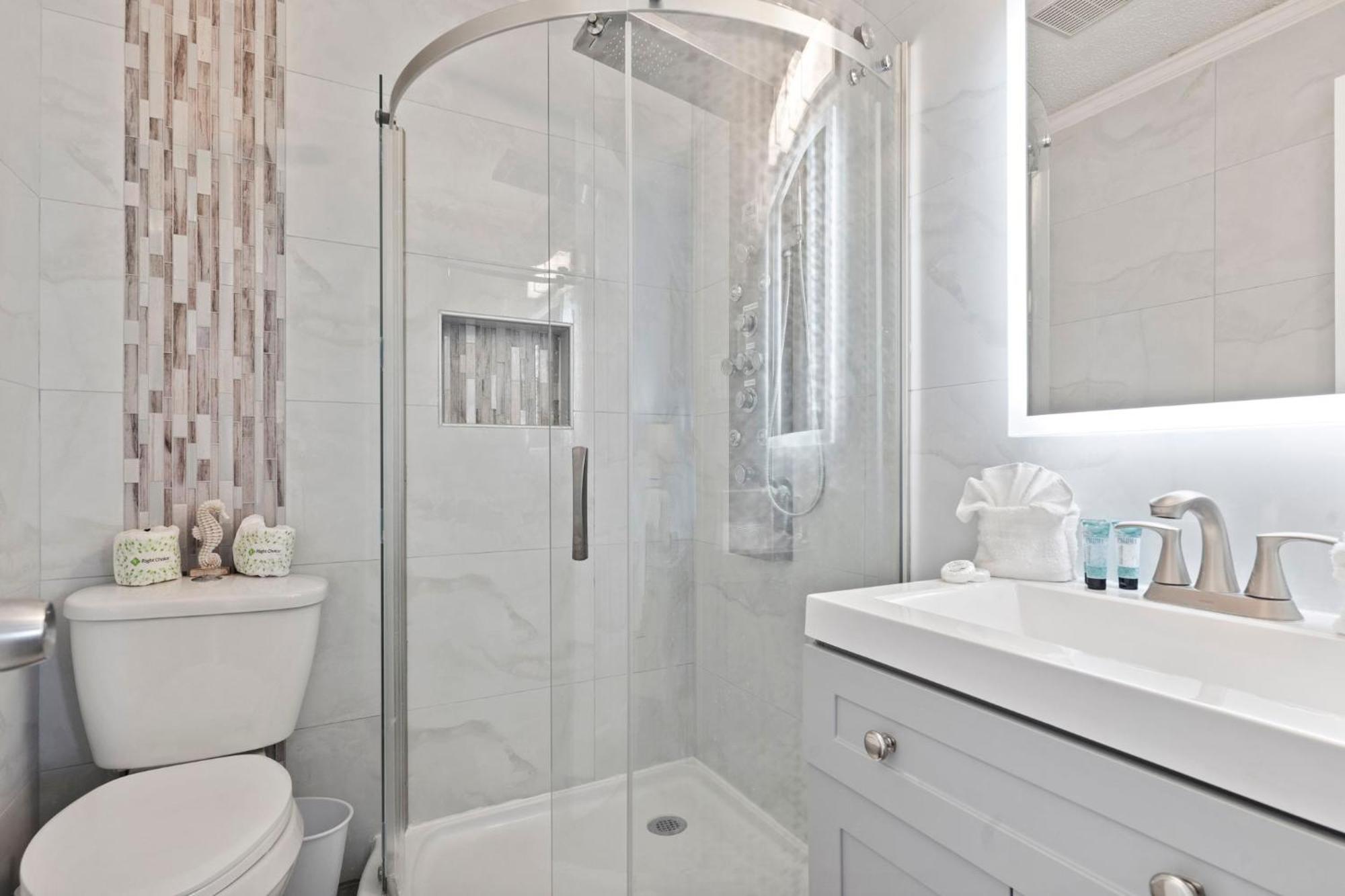 Beautifully Remodeled Oceanfront - Stunning Views - A-305 *