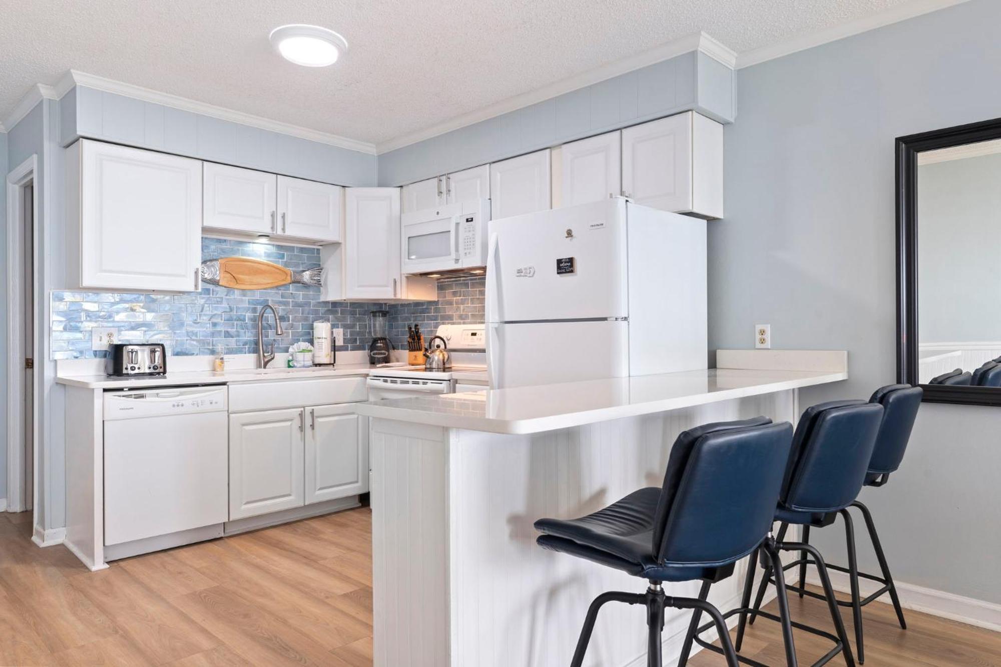 Beautifully Remodeled Oceanfront - Stunning Views - A-305