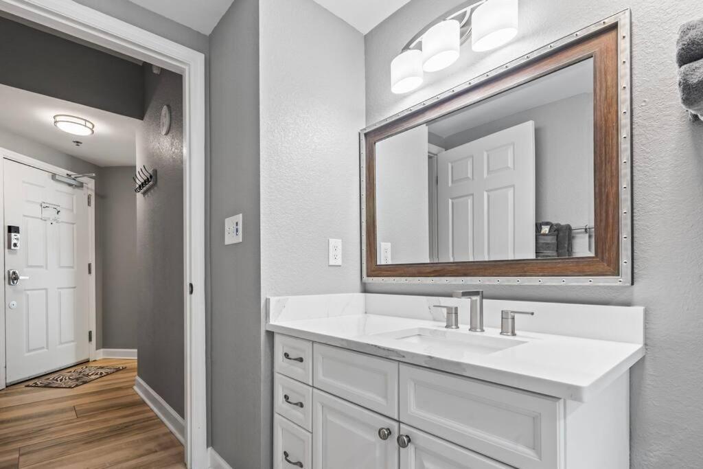 Apartment Horizon At 77th ~ Sleeps 8 ~ 2b/2b ~ Steps To Ocean Myrtle Beach