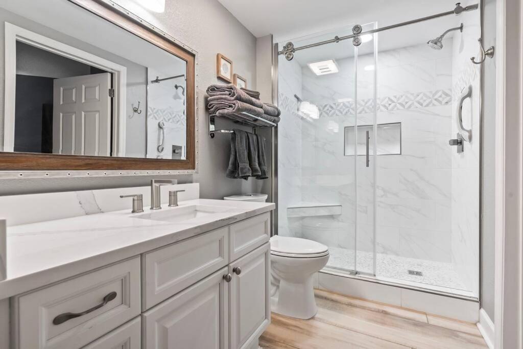 Horizon At 77th ~ Sleeps 8 ~ 2b/2b ~ Steps To Ocean Apartment *