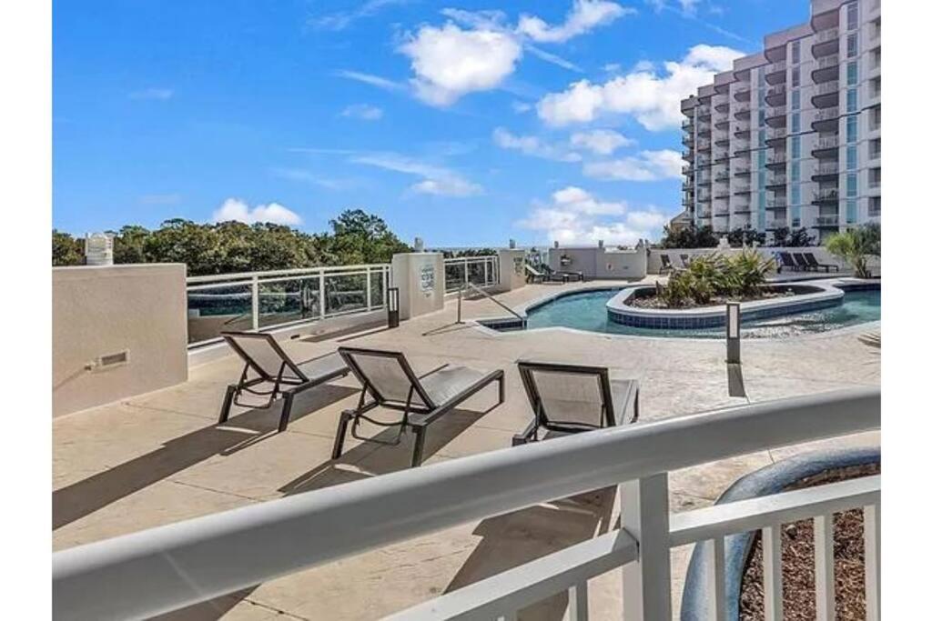 Horizon At 77th ~ Sleeps 8 ~ 2b/2b ~ Steps To Ocean Apartment