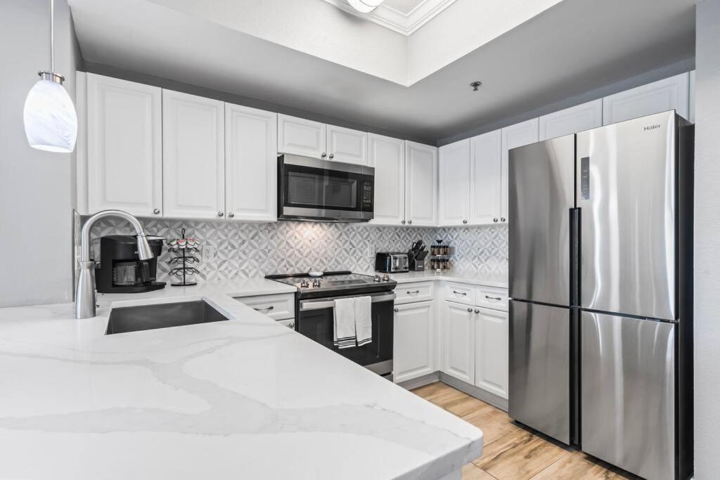 Apartment Horizon At 77th ~ Sleeps 8 ~ 2b/2b ~ Steps To Ocean