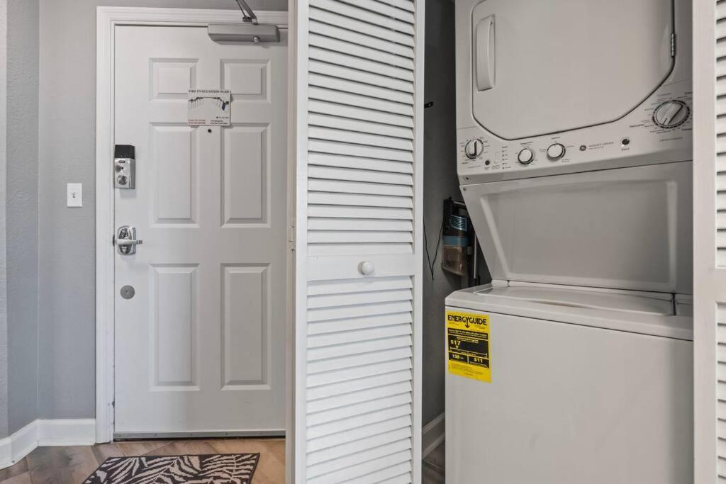 Horizon At 77th ~ Sleeps 8 ~ 2b/2b ~ Steps To Ocean Apartment