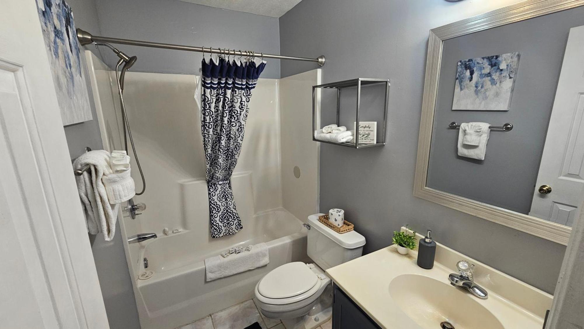 2 Bedroom On The Golf Course, Minutes Away From Attractions! Apartment *