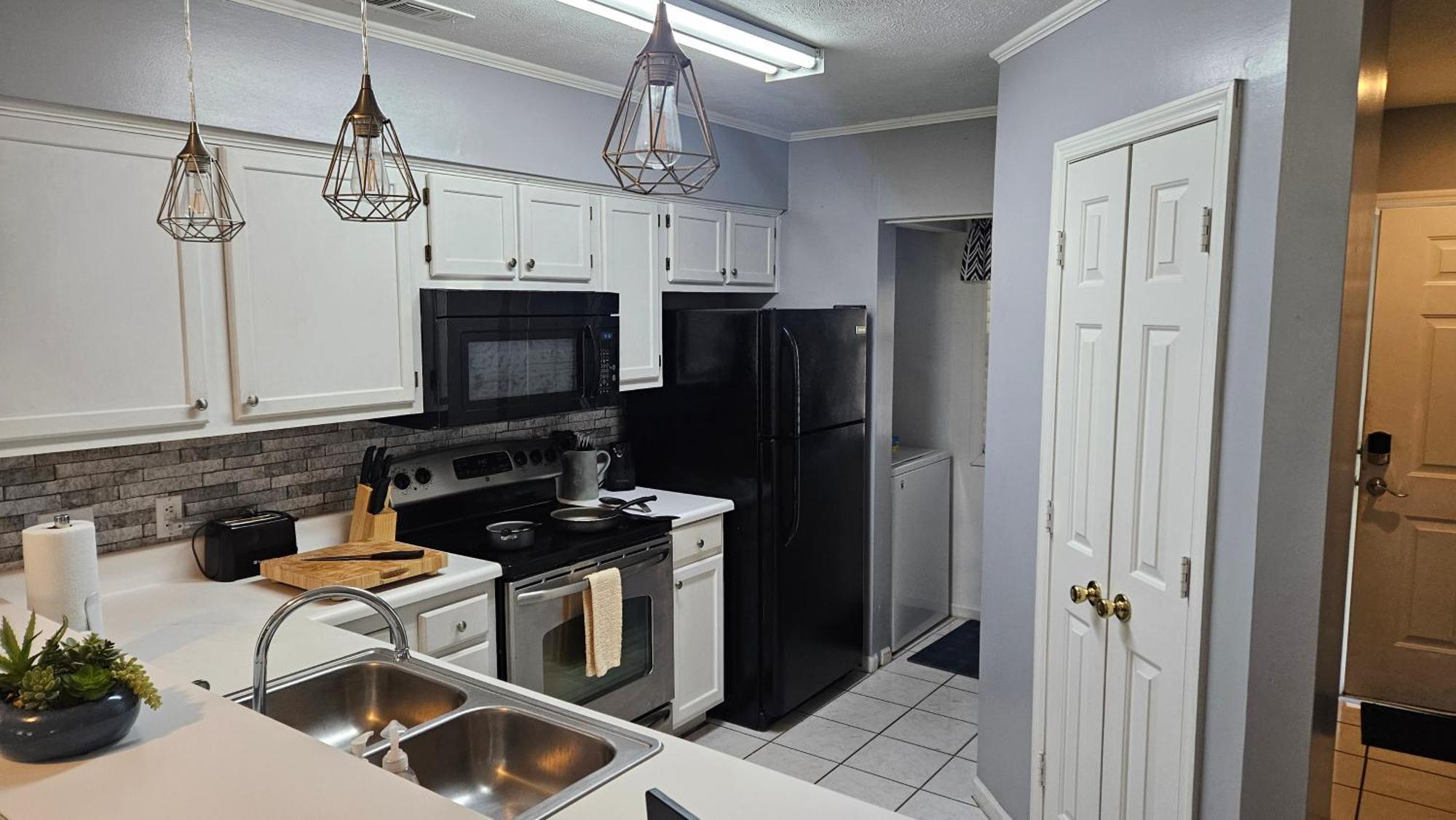 2 Bedroom On The Golf Course, Minutes Away From Attractions! Apartment *