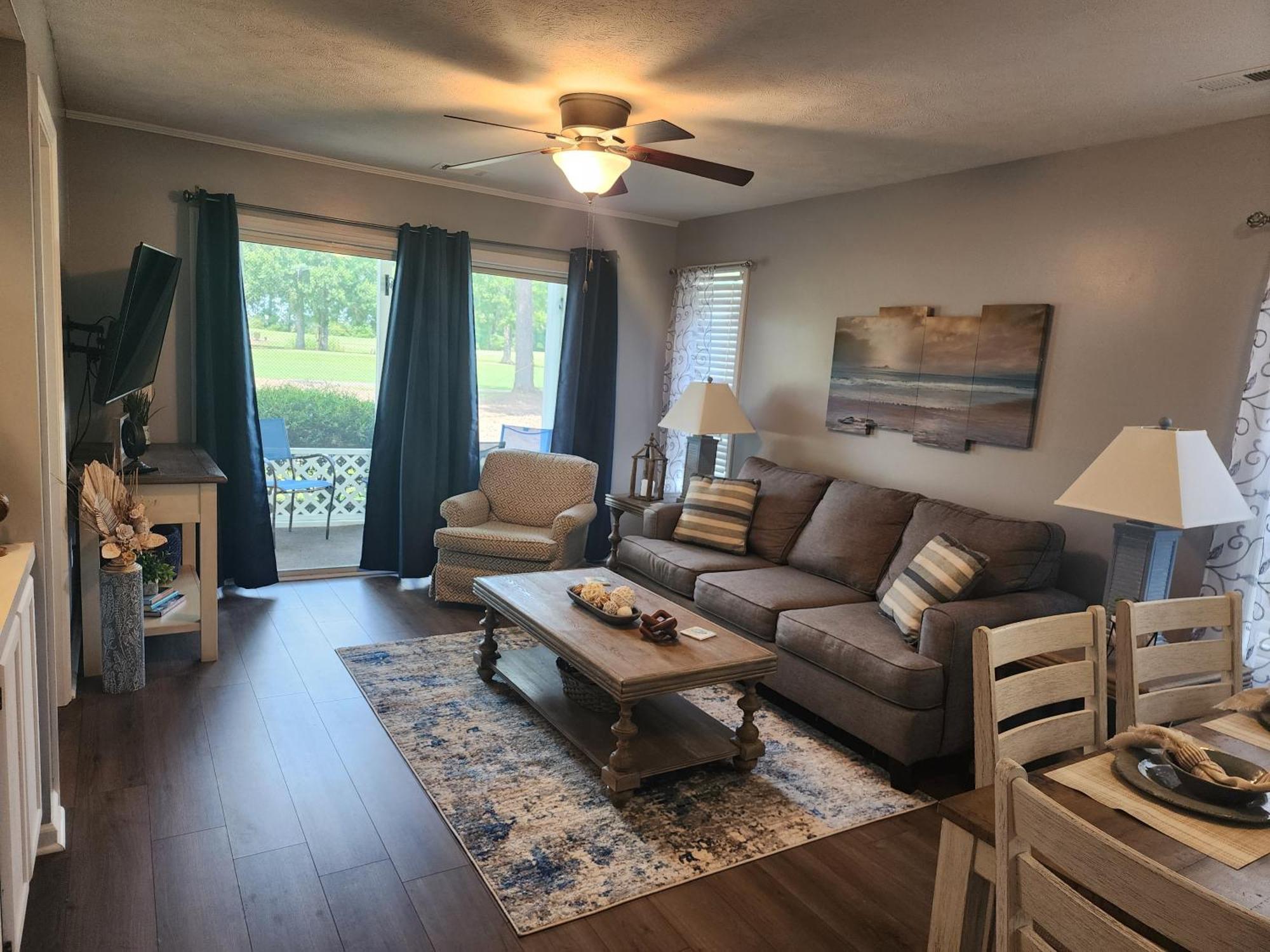 2 Bedroom On The Golf Course, Minutes Away From Attractions! Apartment *