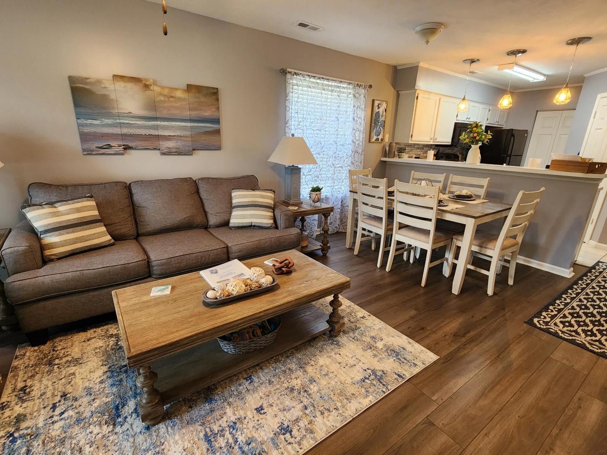 2 Bedroom On The Golf Course, Minutes Away From Attractions! Apartment *