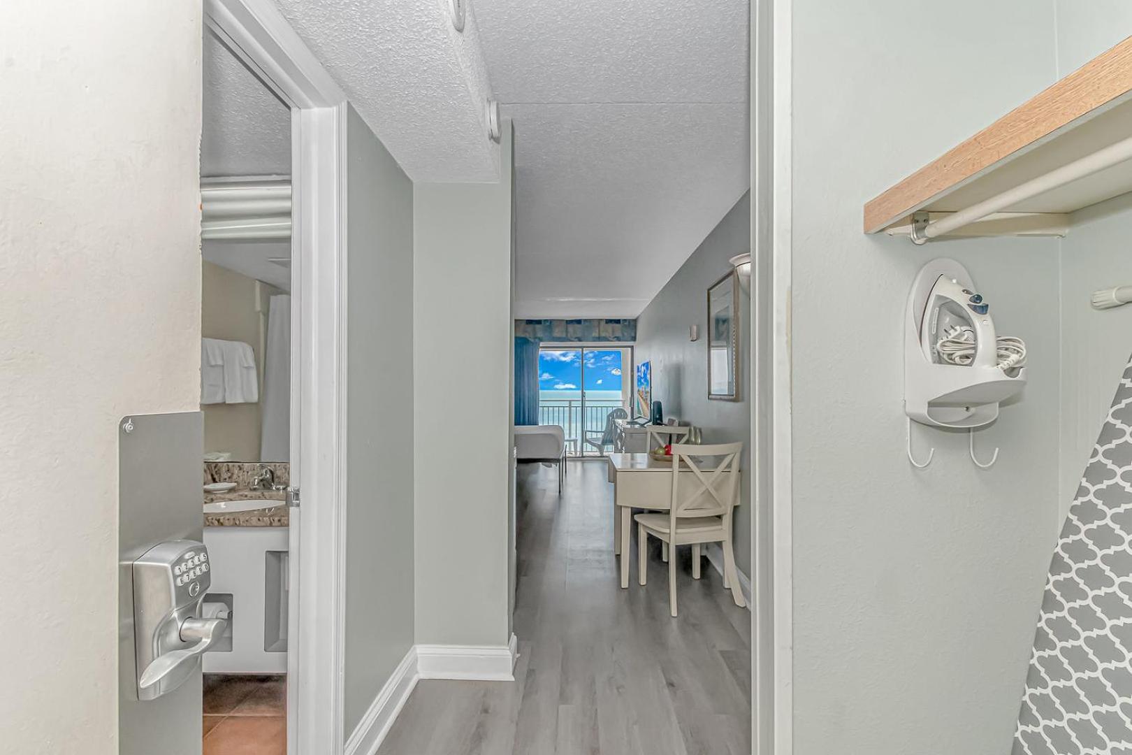 Oceanfront Queen Suite- Sea Mist 21004 *