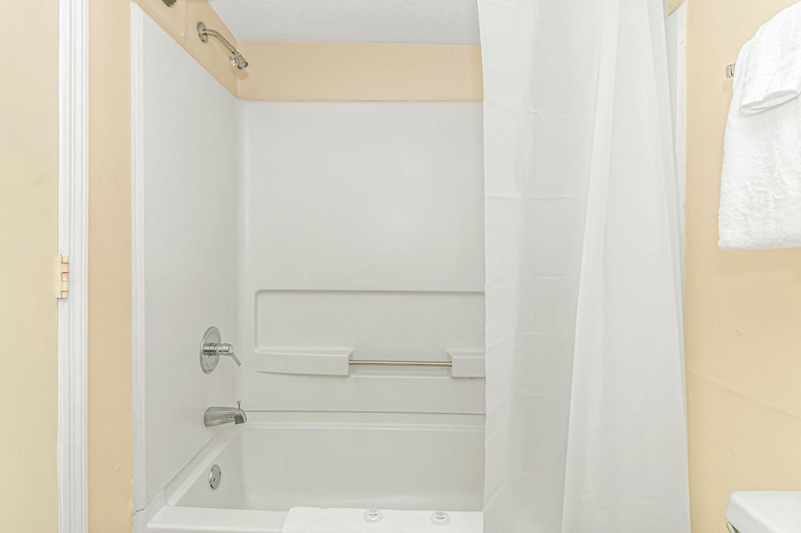 Oceanfront Queen Suite- Sea Mist 21004 *