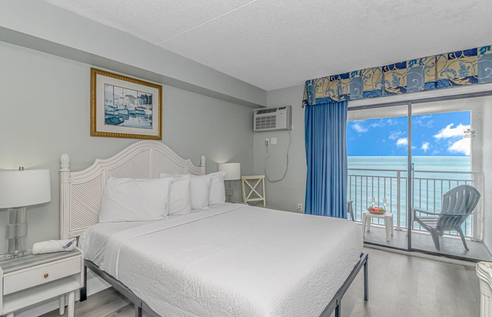 Oceanfront Queen Suite- Sea Mist 21004 *