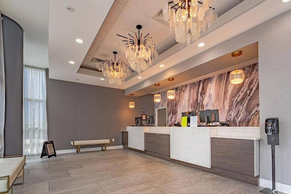 Huge Oceanfront One Bedroom For 6, Gorgeous View & Pools On Bv 15th Floor Apartment