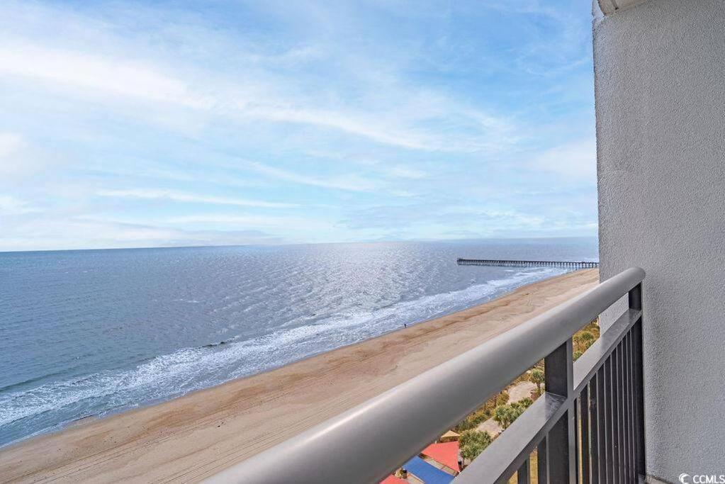 Apartment Beachfront With Stunning View Multiple Pools On Bv 15th Floor *