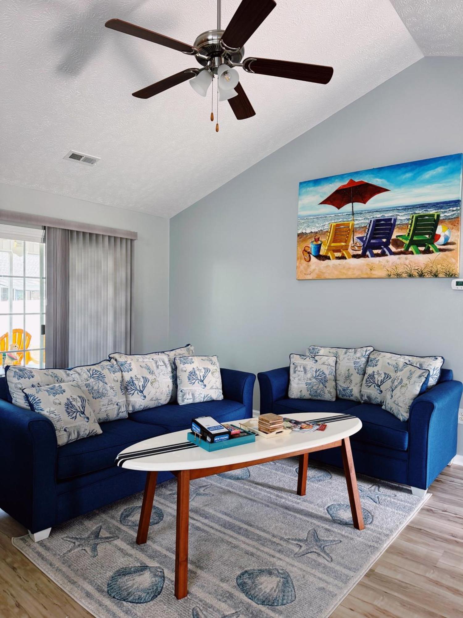 Coastal Oasis: Pool & Beach! Holiday home *