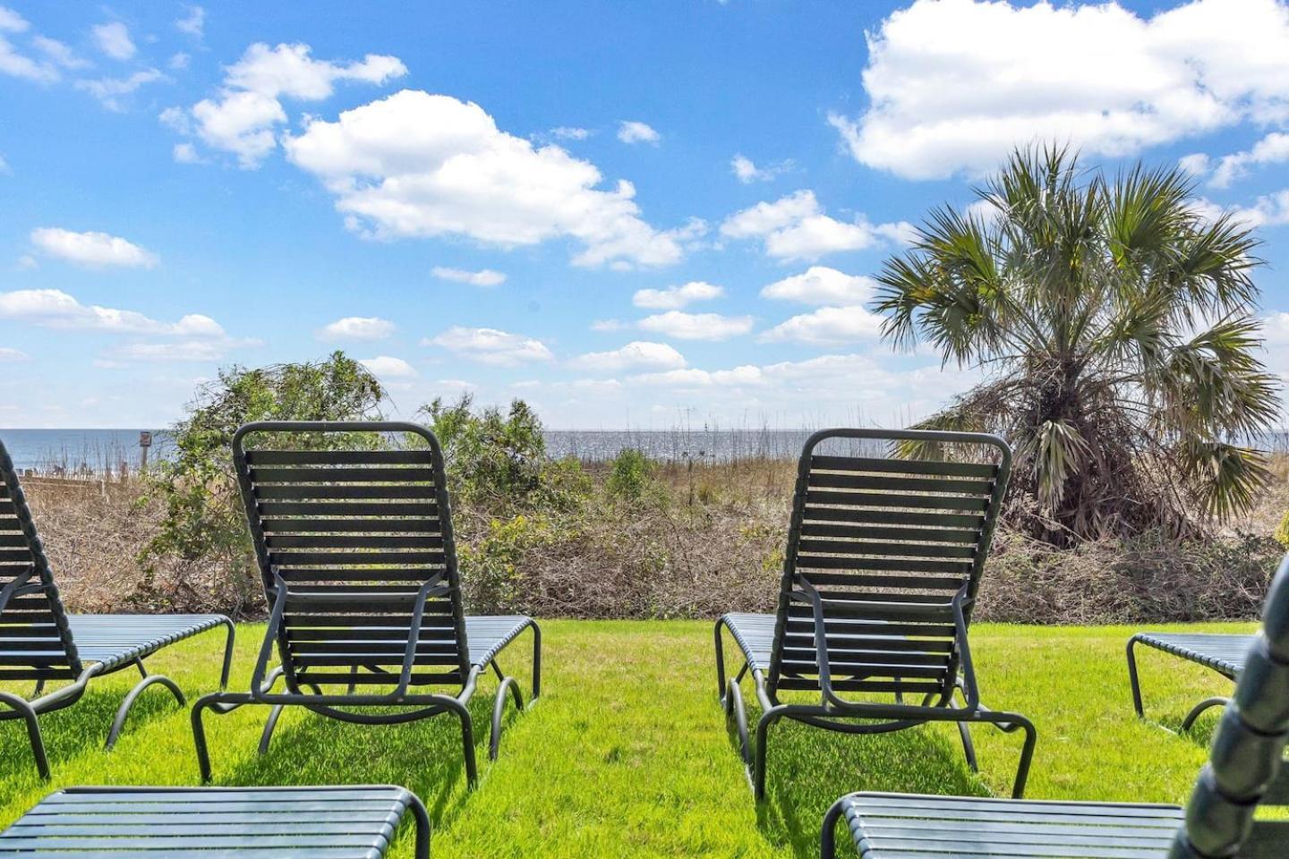 Apartment Couples Retreat On The Ocean Wwasher And Dryer!