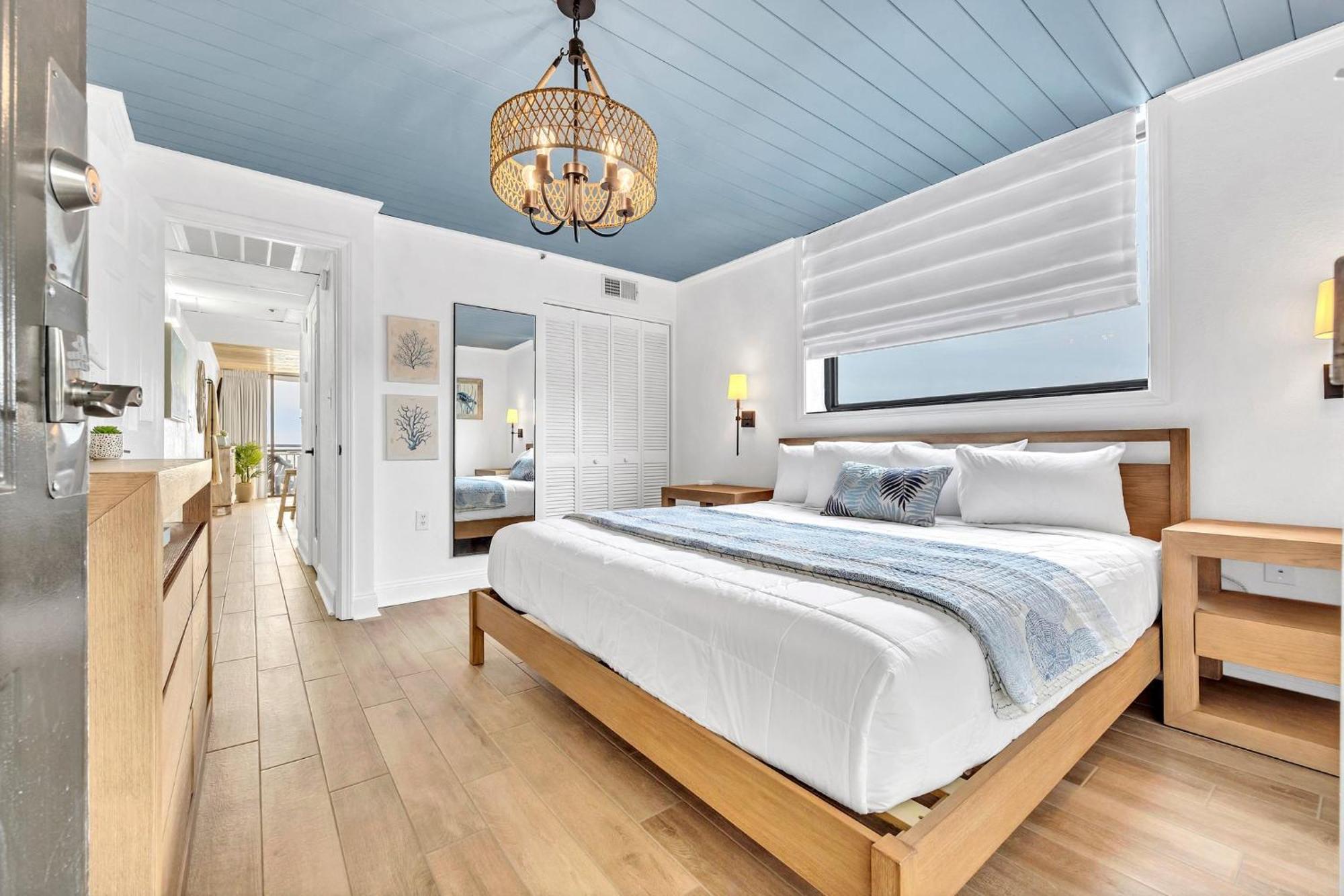Remodeled Direct Ocean Front By Convention Center Apartment *