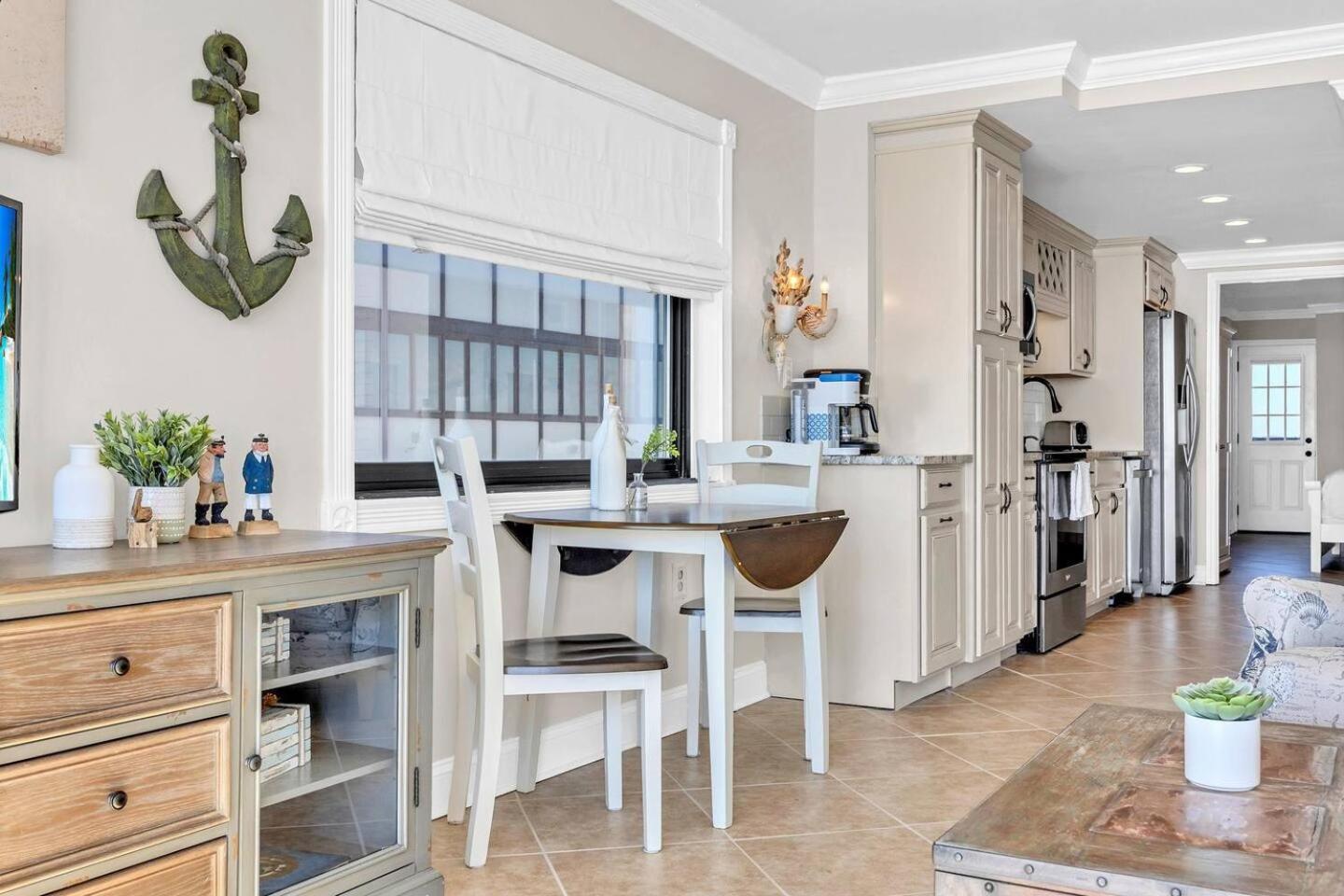 Apartment Couples Retreat On The Ocean Wwasher And Dryer! *