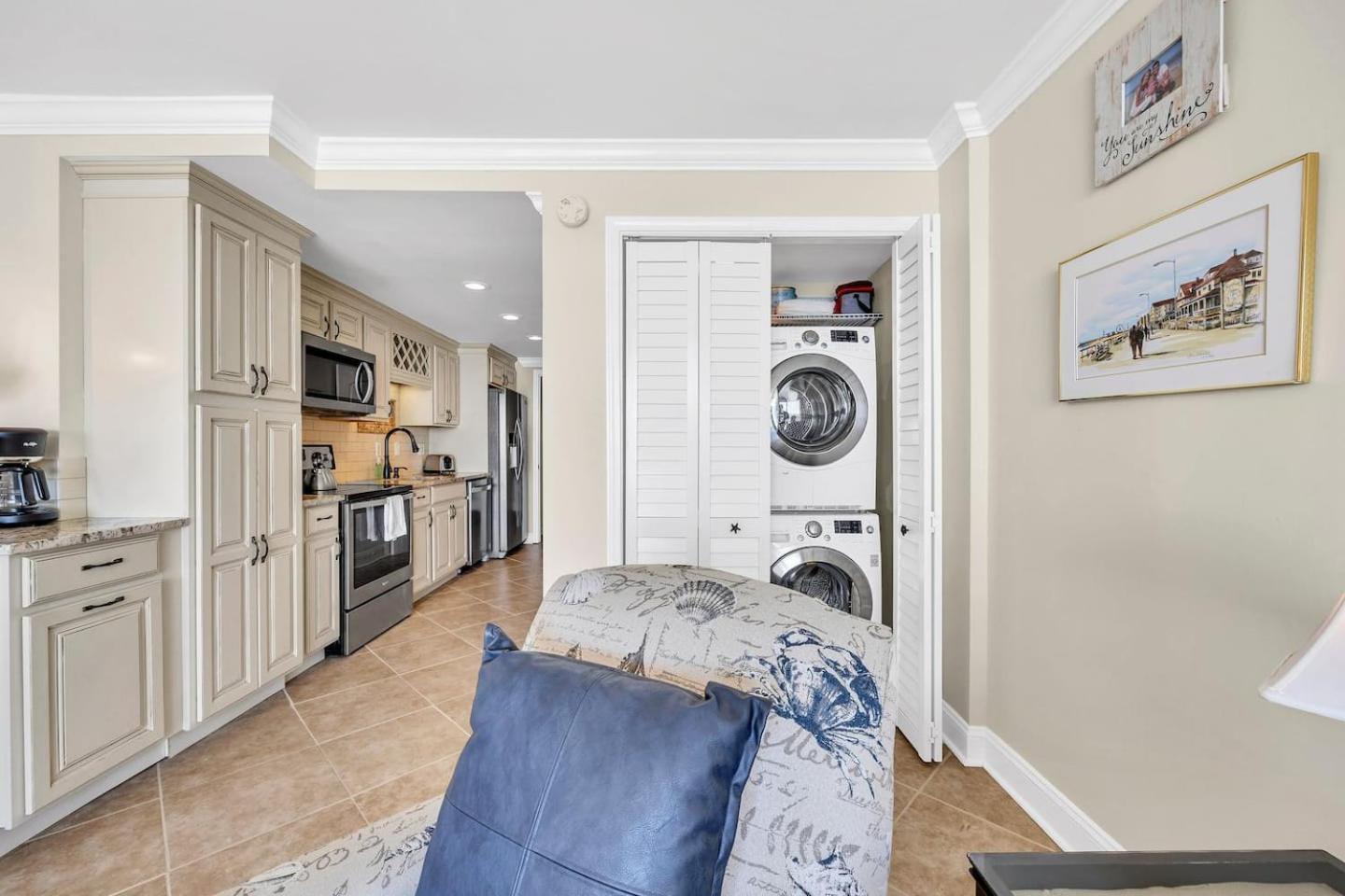 Apartment Couples Retreat On The Ocean Wwasher And Dryer!