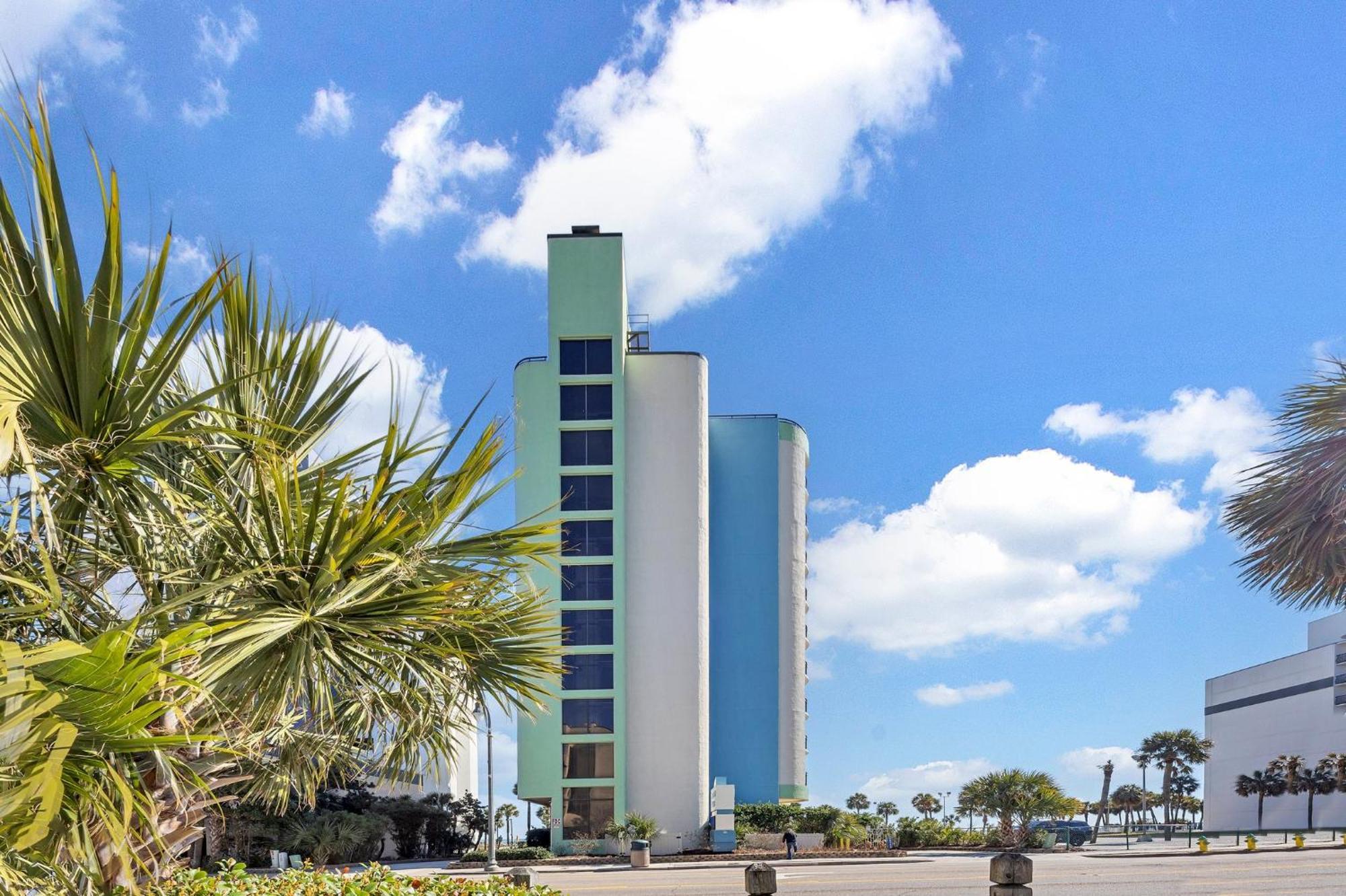 Remodeled Direct Ocean Front By Convention Center Apartment *
