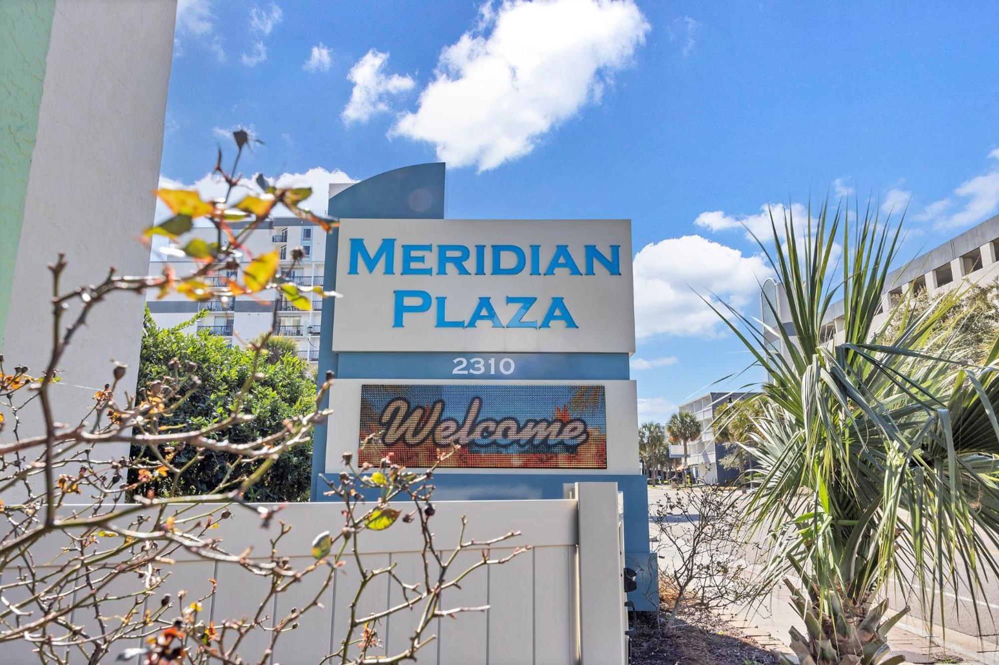Remodeled Direct Ocean Front By Convention Center Apartment
