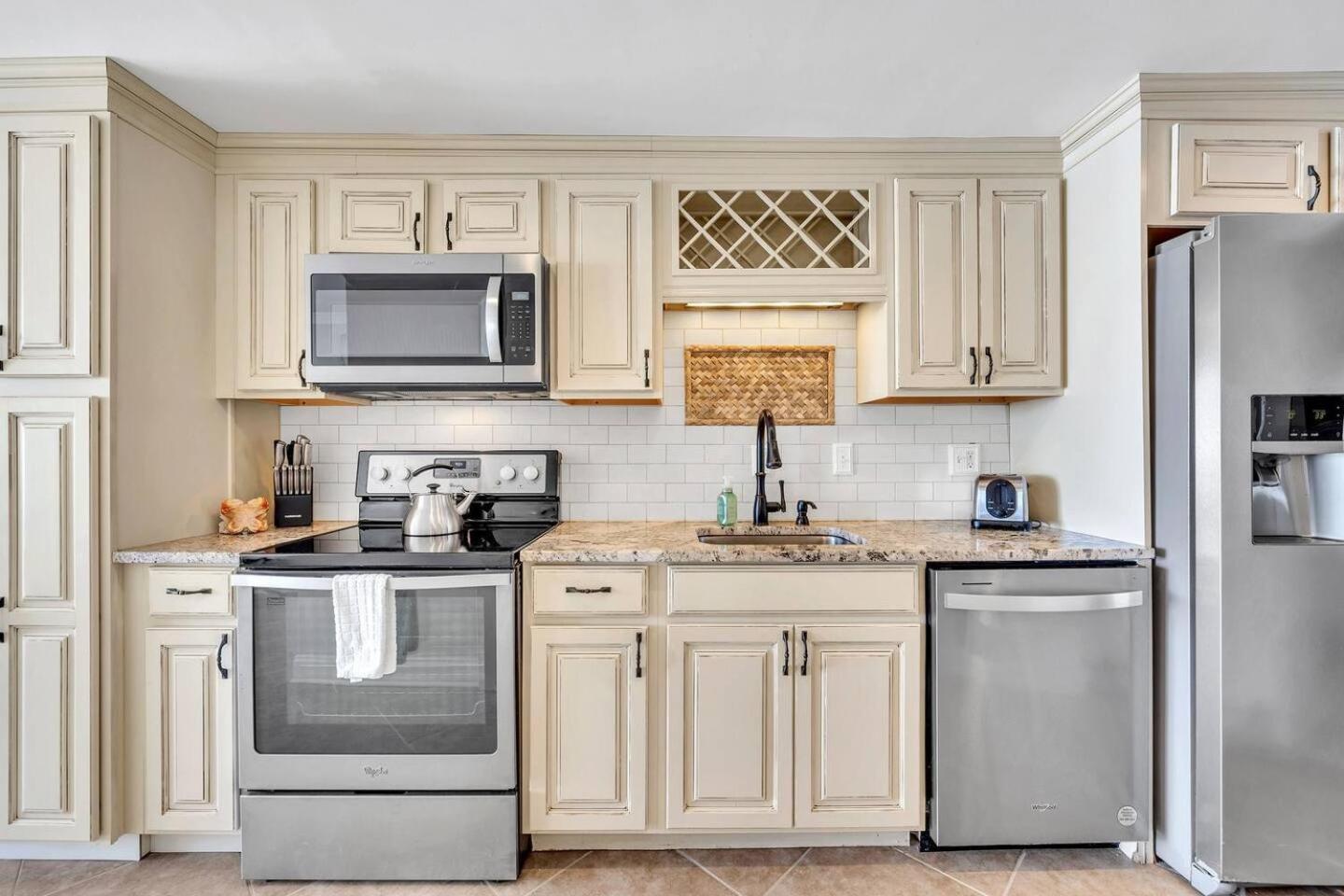Apartment Couples Retreat On The Ocean Wwasher And Dryer!