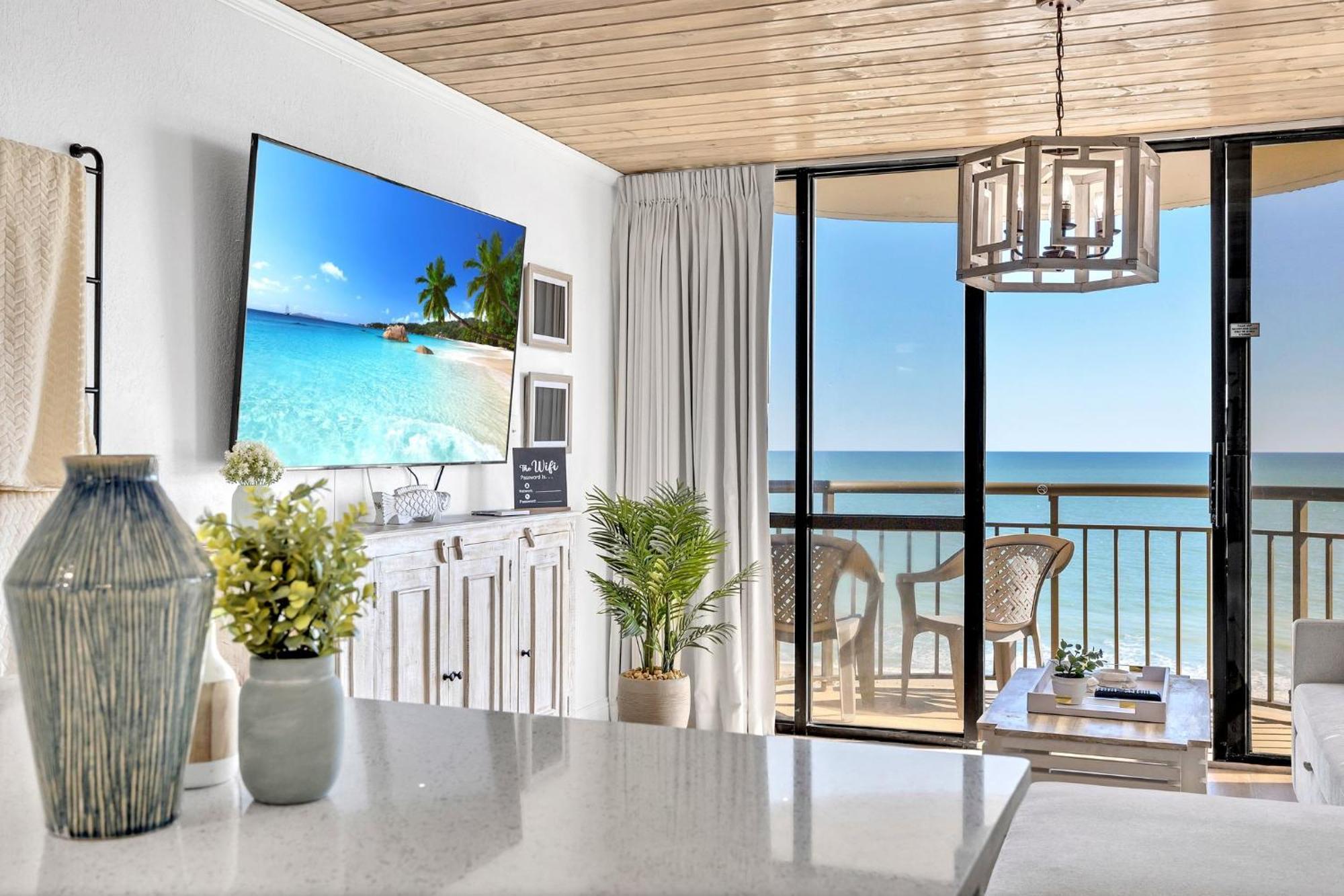 Remodeled Direct Ocean Front By Convention Center Apartment