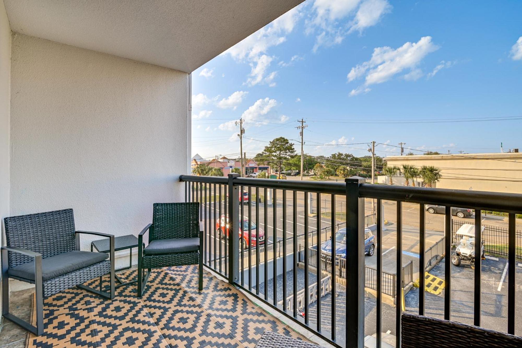 Apartment Updated Condo, Walk To Myrtle Beach! *