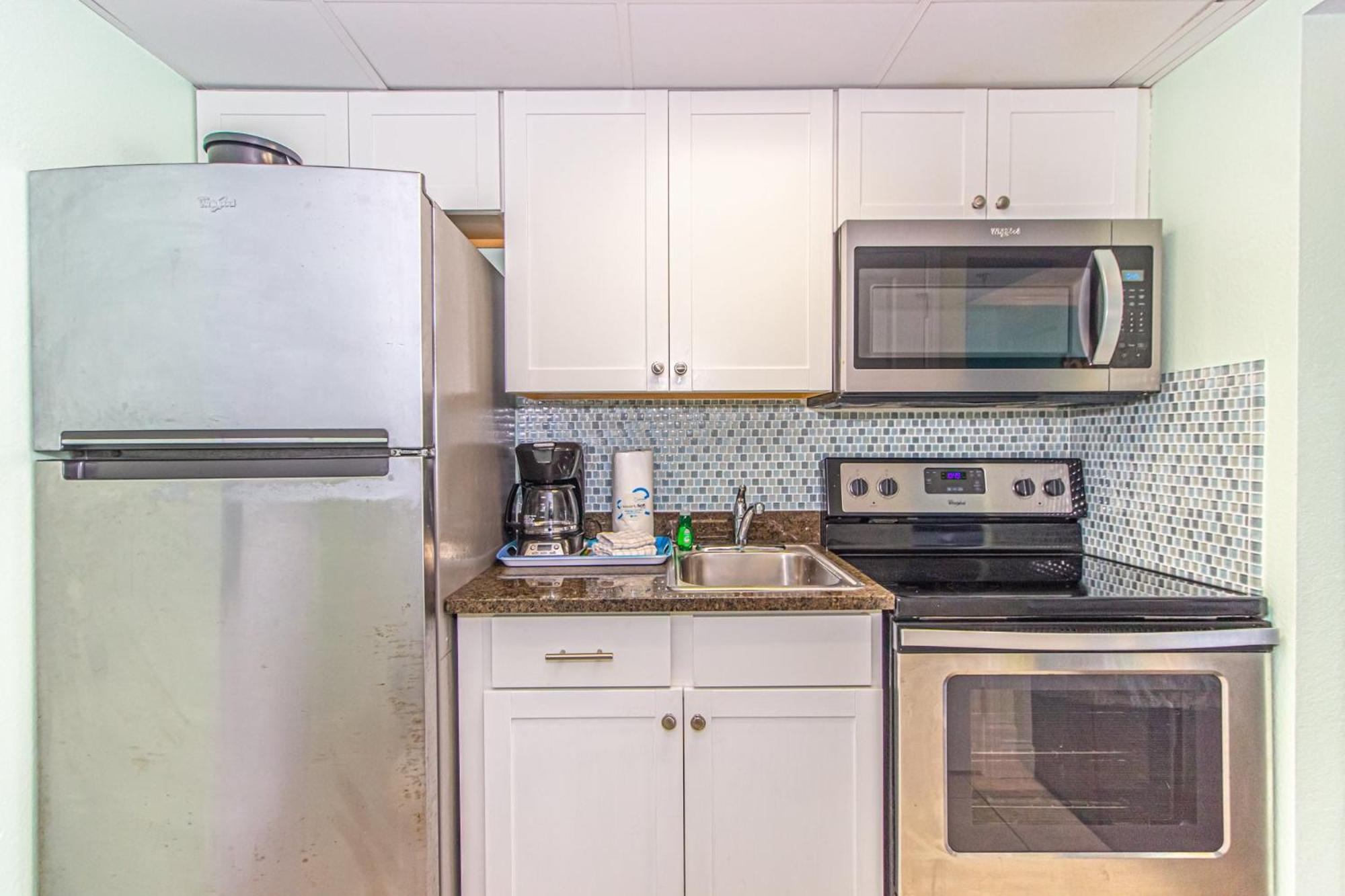 Oversized Ocean View Queen With Beautiful Fireplace And Accents - Sleeps 4 Guests! * Myrtle Beach