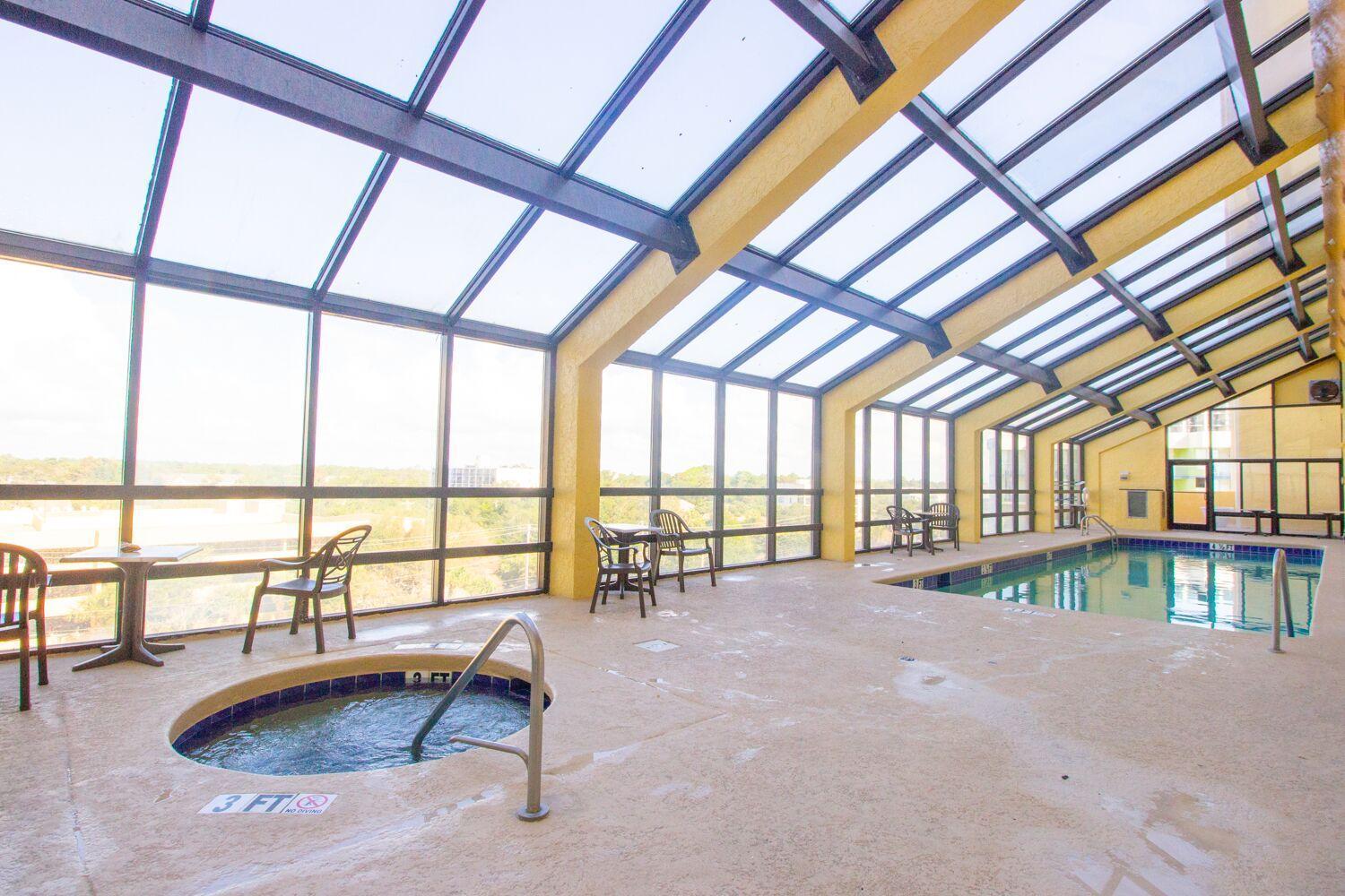 Oversized Ocean View Queen With Beautiful Fireplace And Accents - Sleeps 4 Guests! Holiday home *