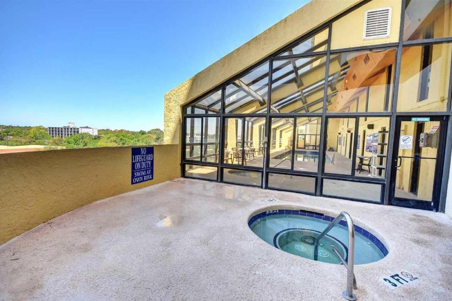 Oversized Ocean View Queen With Beautiful Fireplace And Accents - Sleeps 4 Guests! Holiday home Myrtle Beach