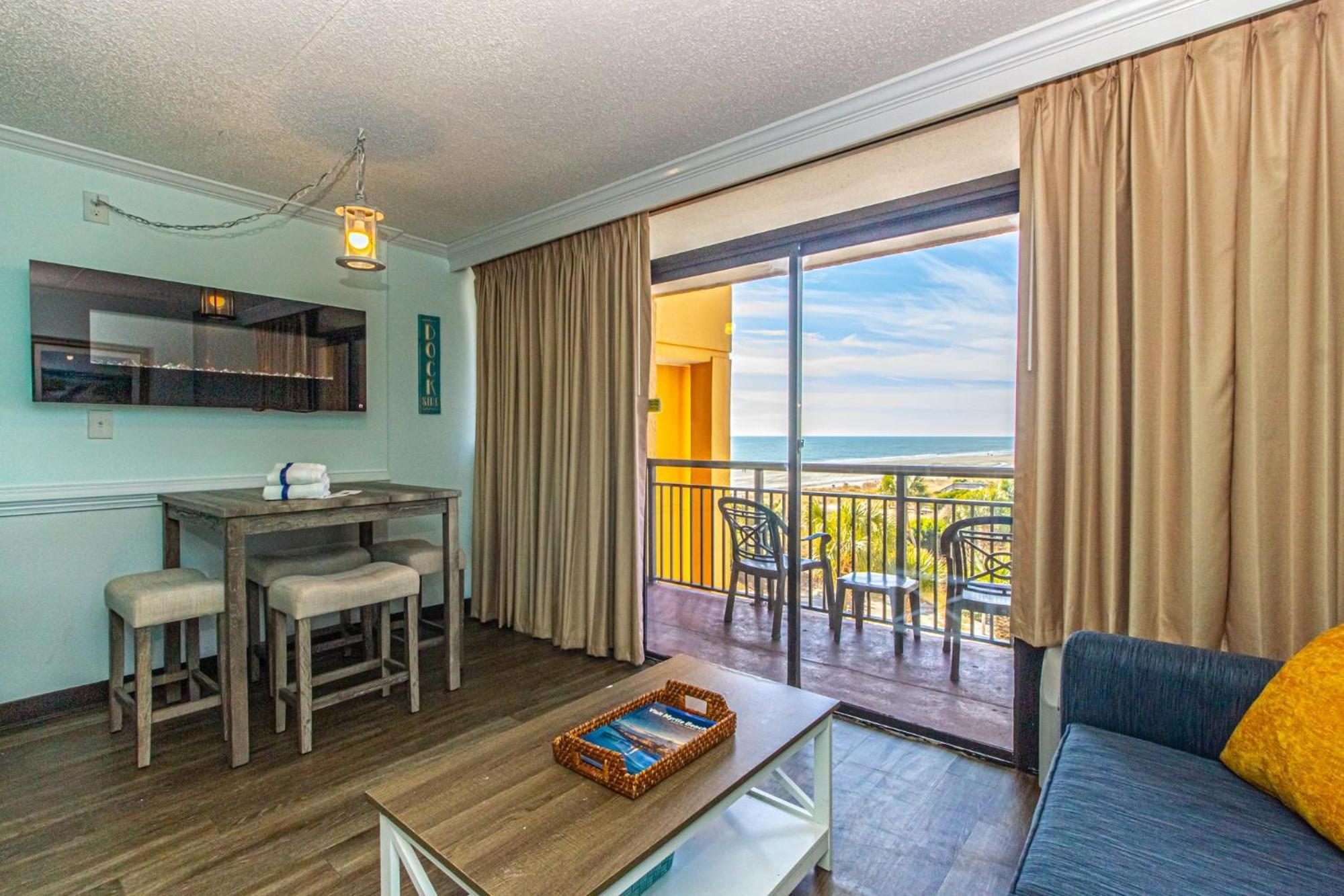 Oversized Ocean View Queen With Beautiful Fireplace And Accents - Sleeps 4 Guests! Holiday home