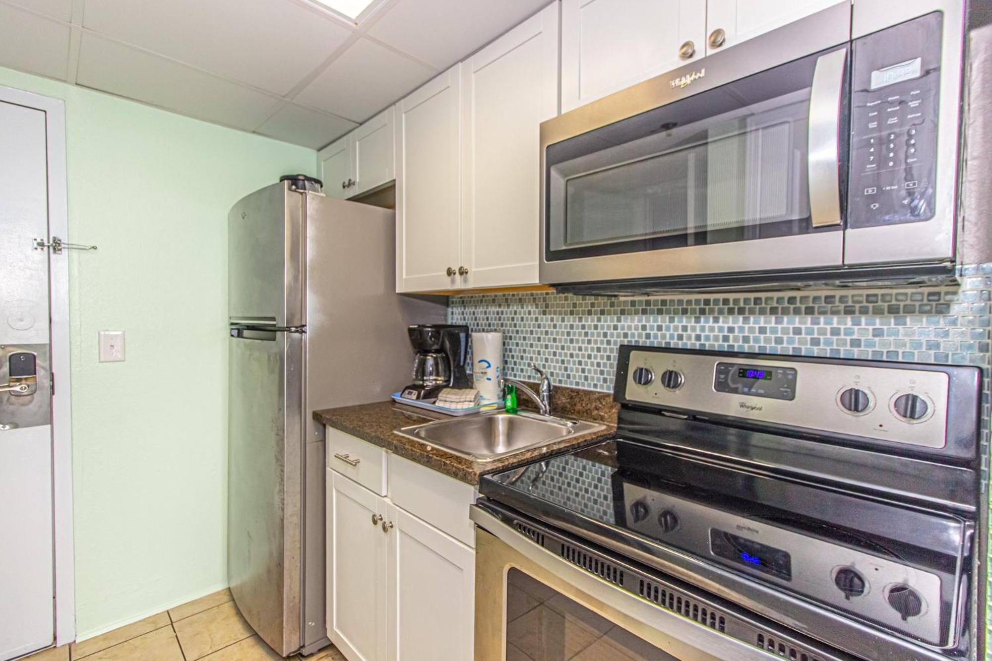 Oversized Ocean View Queen With Beautiful Fireplace And Accents - Sleeps 4 Guests! Holiday home