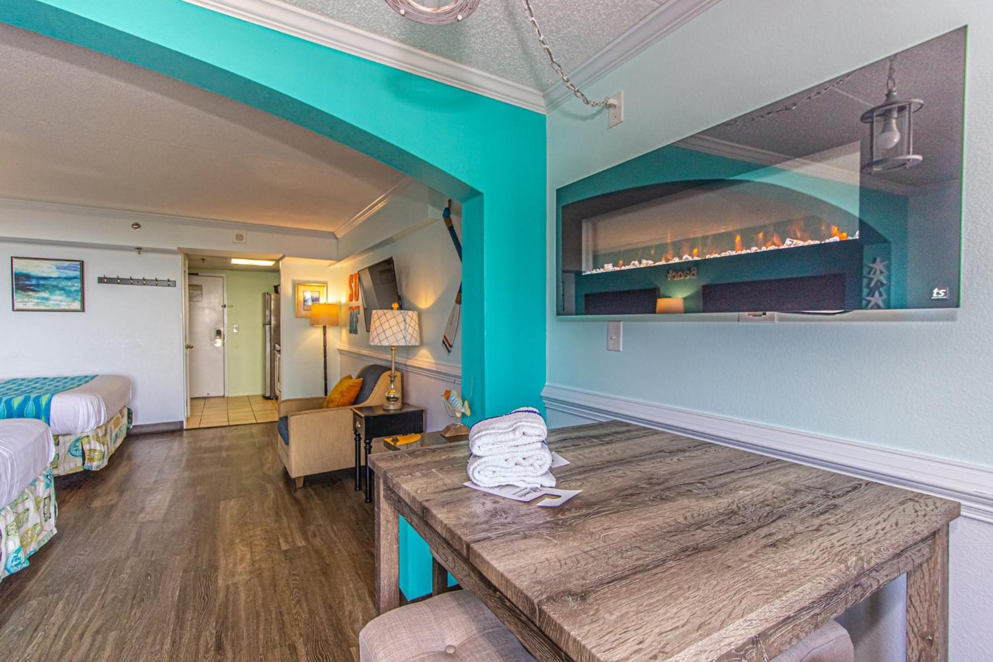 Oversized Ocean View Queen With Beautiful Fireplace And Accents - Sleeps 4 Guests!
