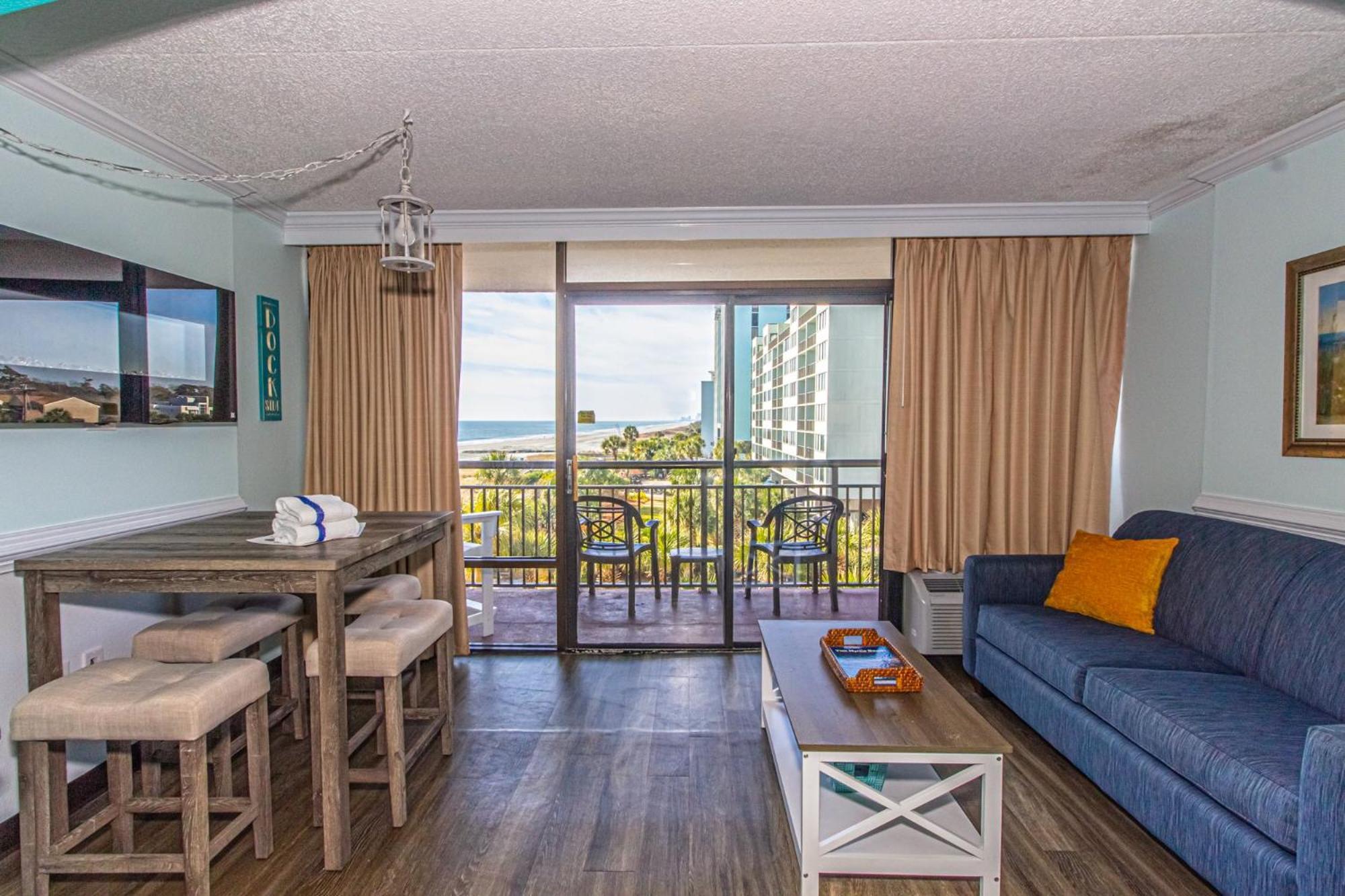 Oversized Ocean View Queen With Beautiful Fireplace And Accents - Sleeps 4 Guests! Holiday home *