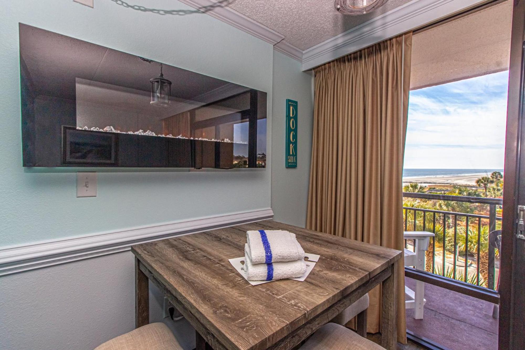Holiday home Oversized Ocean View Queen With Beautiful Fireplace And Accents - Sleeps 4 Guests! *