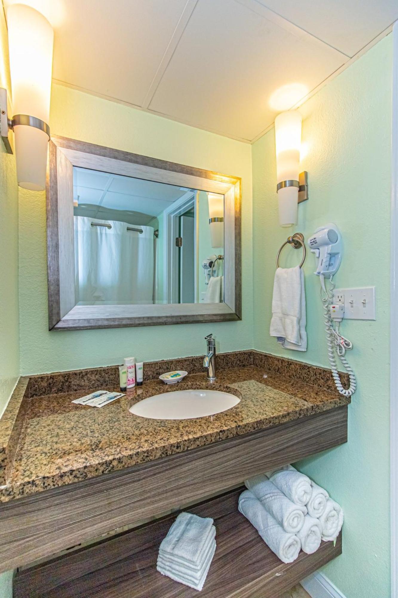 Oversized Ocean View Queen With Beautiful Fireplace And Accents - Sleeps 4 Guests! *